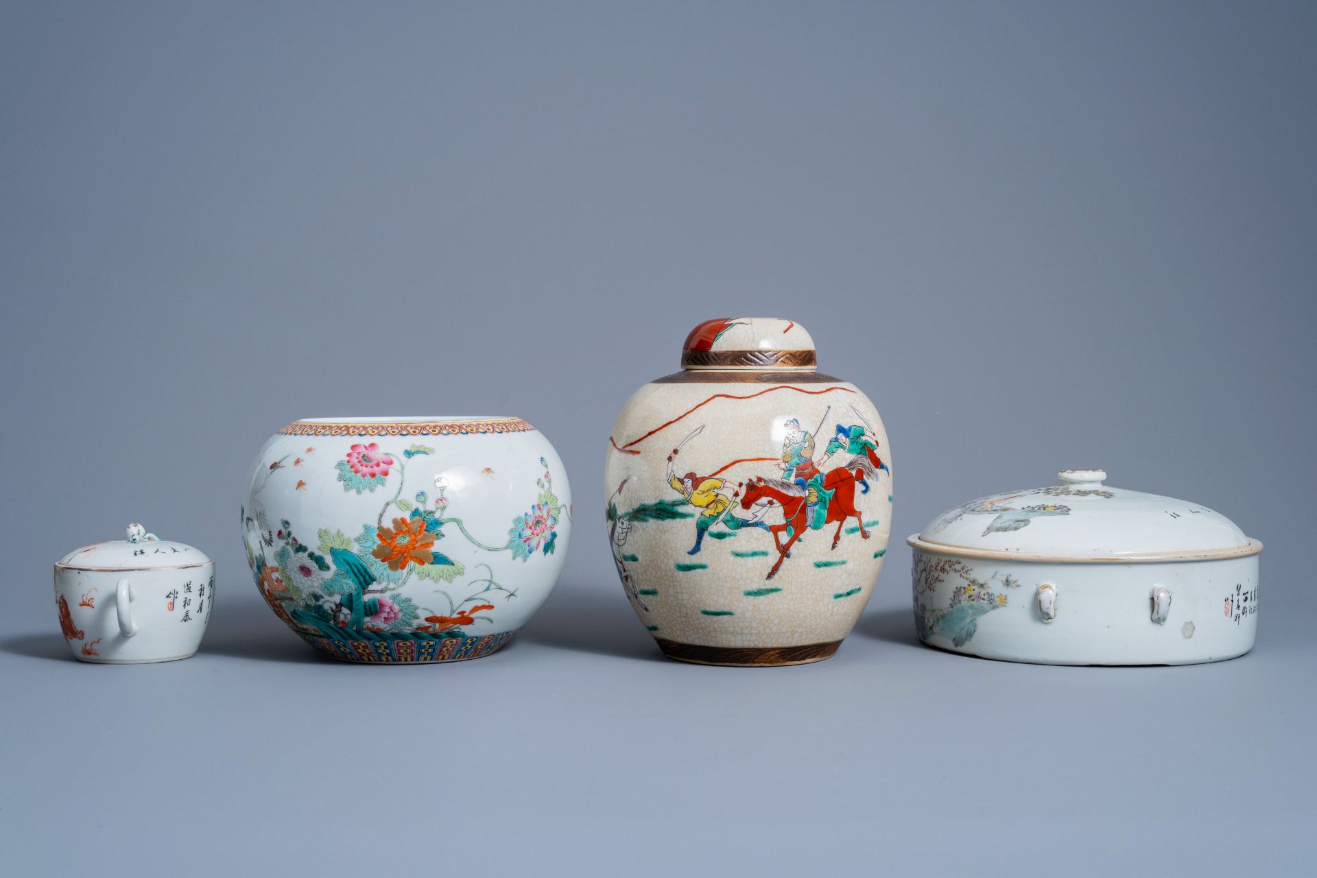 A varied collection of Chinese polychrome porcelain, 19th/20th C. - Image 3 of 9