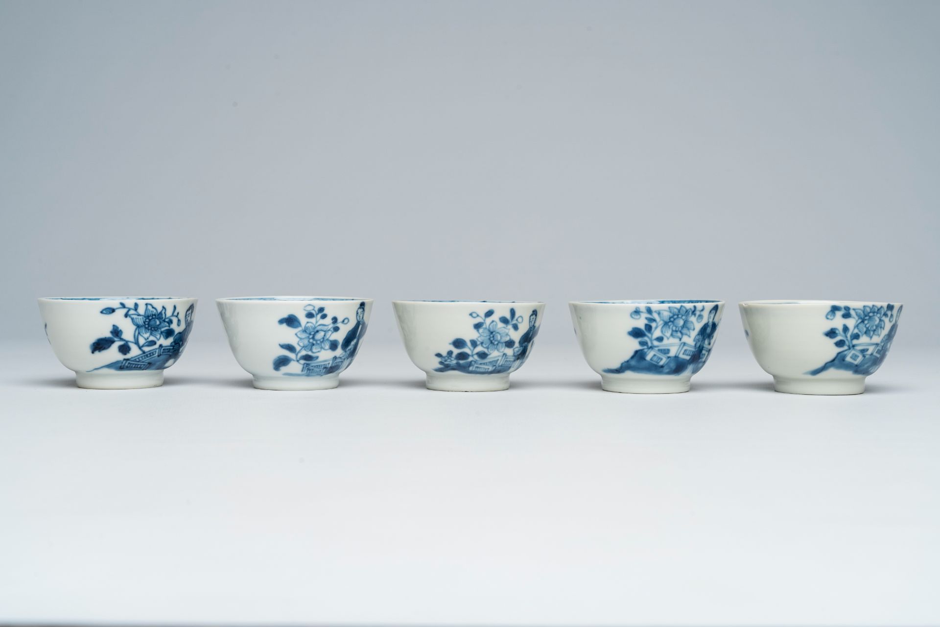 A varied collection of Chinese blue and white cups and saucers, 18th/19th C. - Bild 9 aus 11