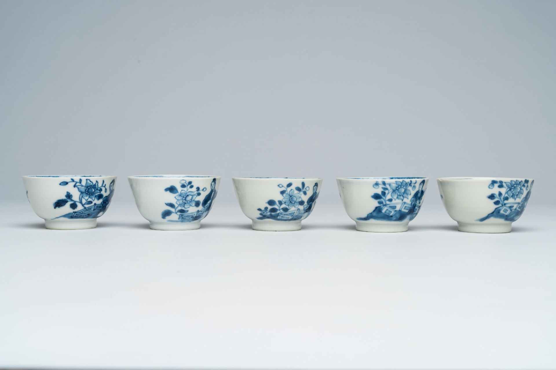 A varied collection of Chinese blue and white cups and saucers, 18th/19th C. - Image 9 of 11