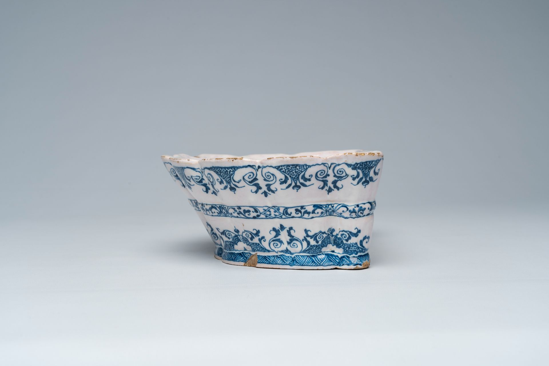 A blue and white Moustiers faience flower holder, France, 18th C. - Image 3 of 7