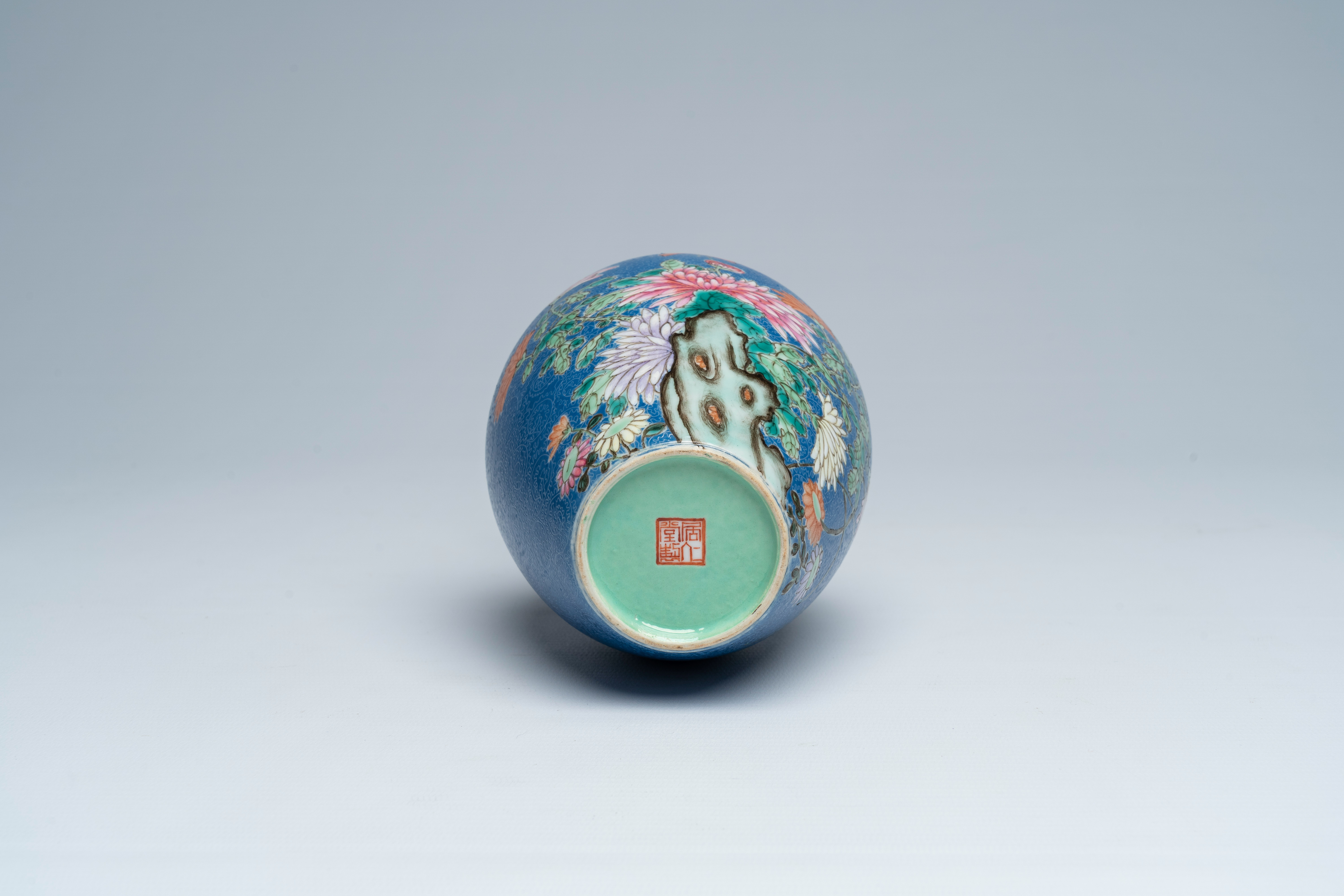 A Chinese famille rose blue-ground sgraffito vase with floral design, Hongxian mark, Republic, 20th - Bild 6 aus 6