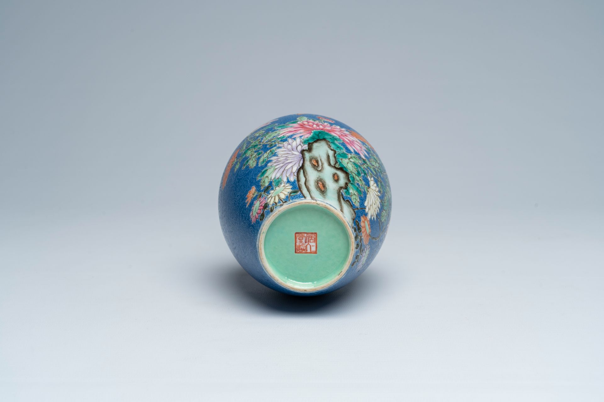 A Chinese famille rose blue-ground sgraffito vase with floral design, Hongxian mark, Republic, 20th - Image 6 of 6