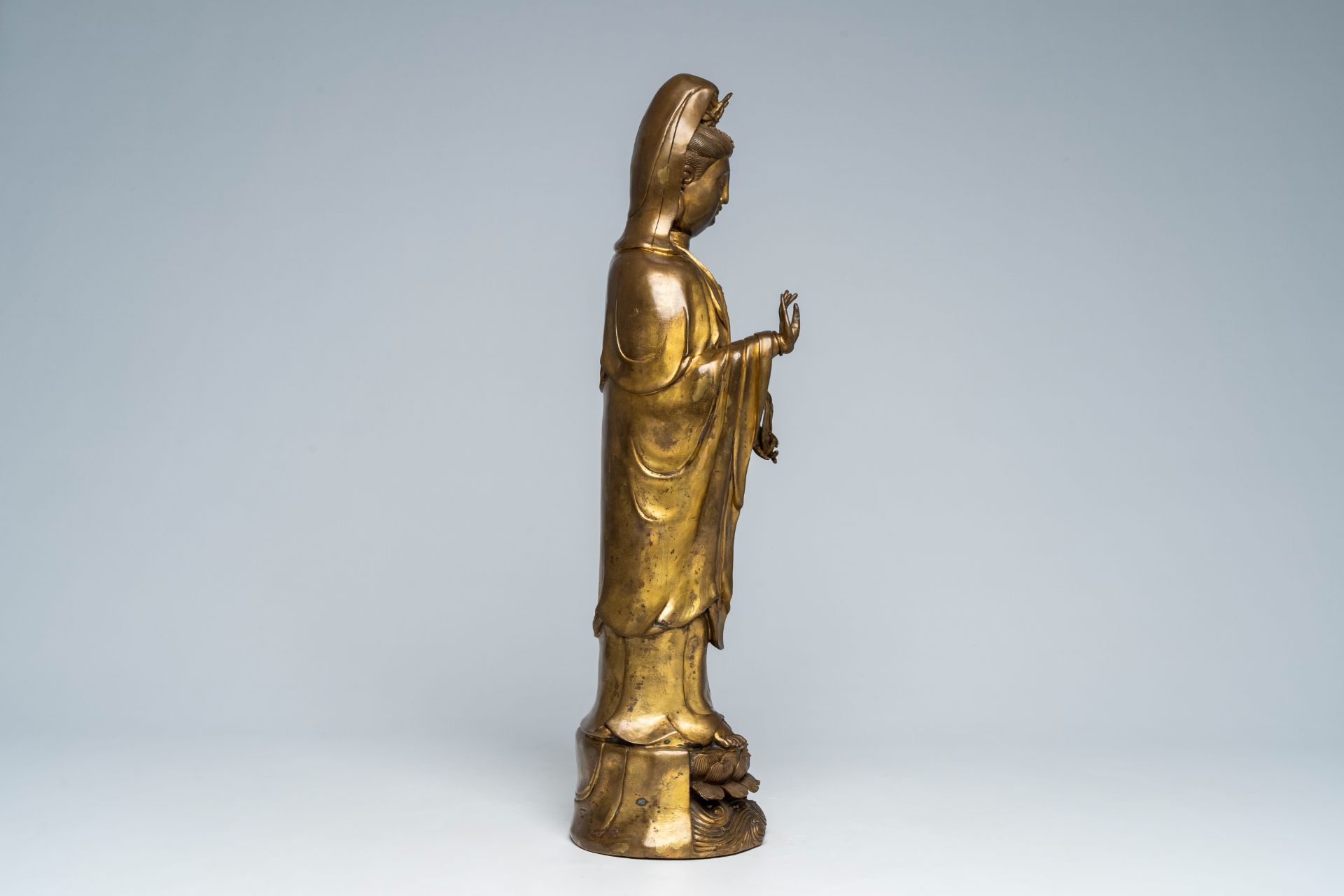 A large Chinese gilt copper sculpture of a standing Guanyin with ruyi sceptre on a lotus throne, Rep - Image 5 of 7