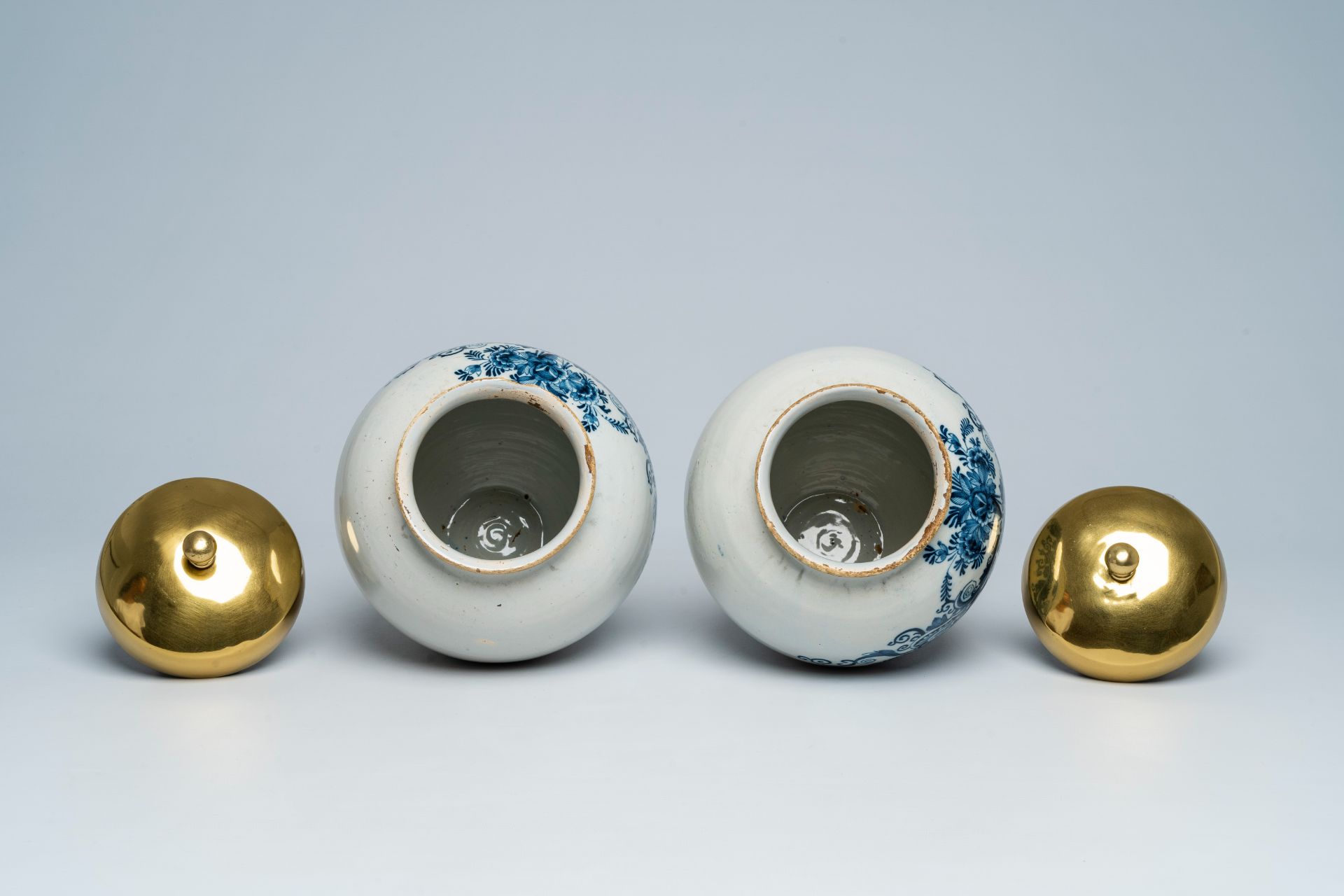 A pair of Dutch Delft blue and white tobacco jars with brass lids, 18th C. - Image 6 of 7