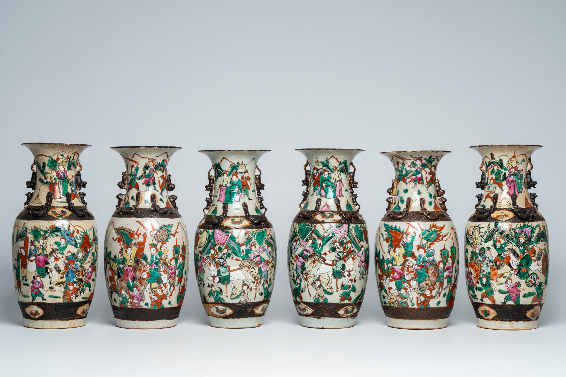 Six Chinese Nanking crackle glazed famille rose 'warrior' vases, 19th/20th C. - Bild 2 aus 7