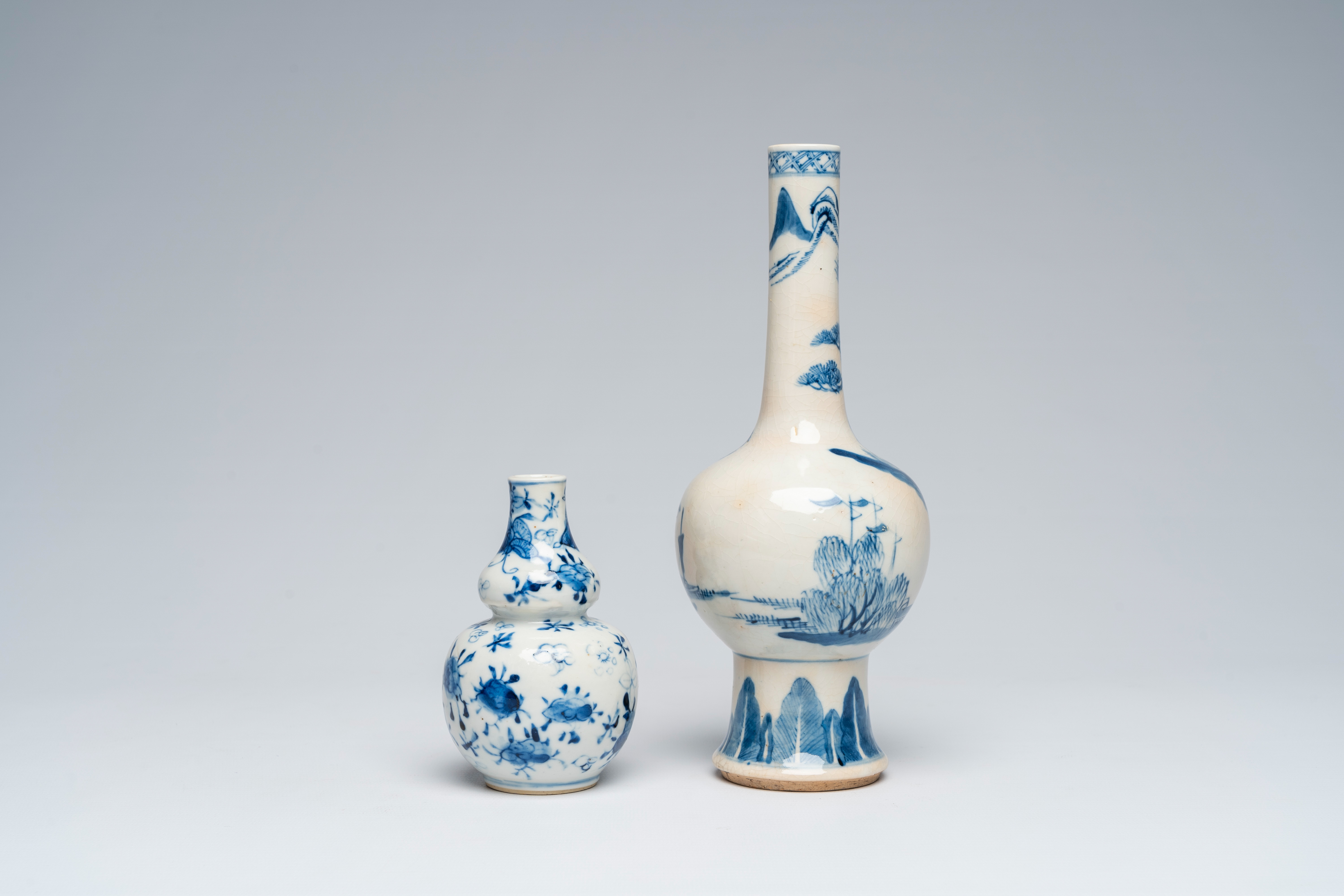 Two Chinese blue and white vases with an animated landscape and floral design, 18th/19th C. - Bild 3 aus 7