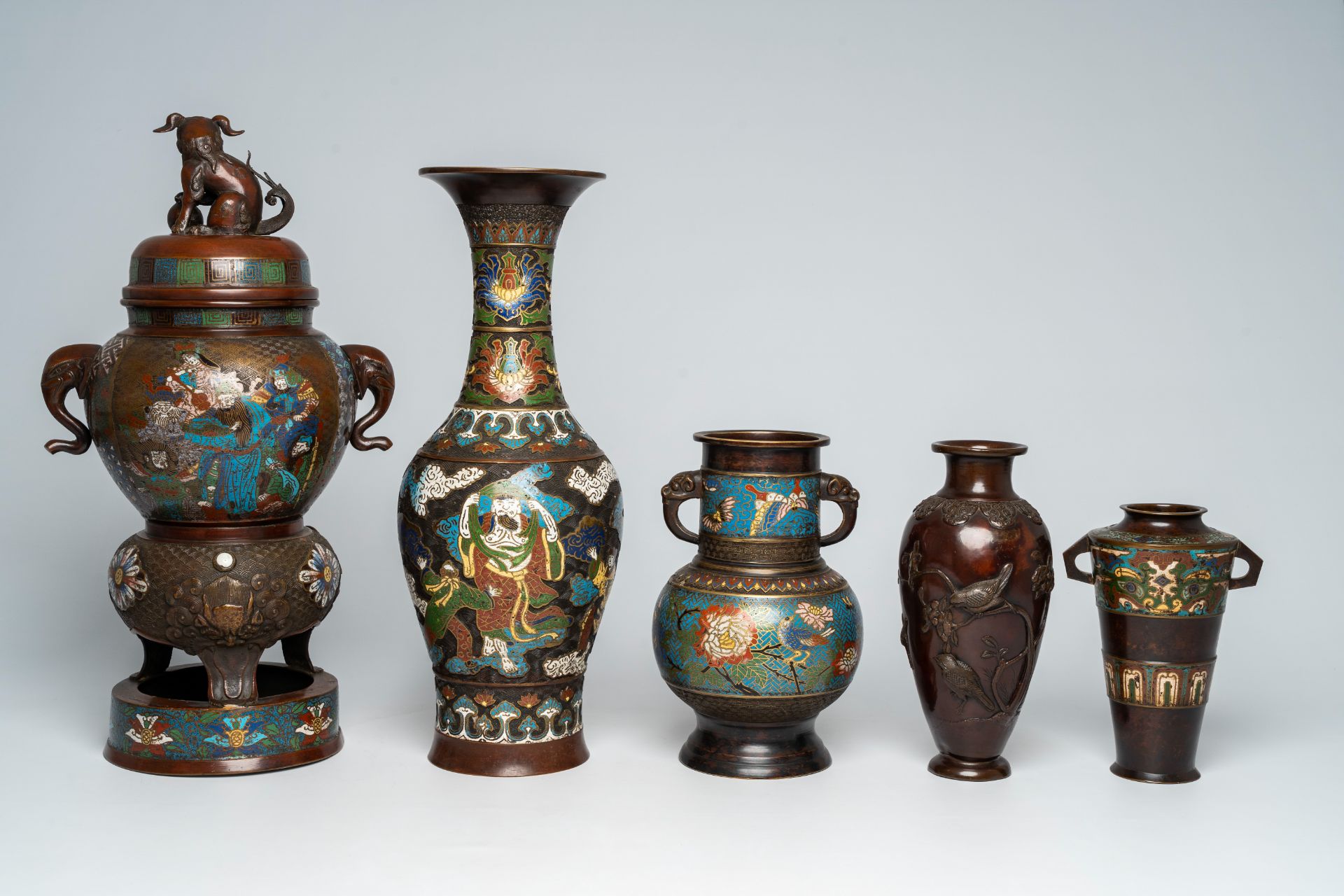 Four Japanese bronze and champlevÃ© vases and a champlevÃ© 'warriors' incense burner, Meiji, 19th/20 - Image 4 of 9