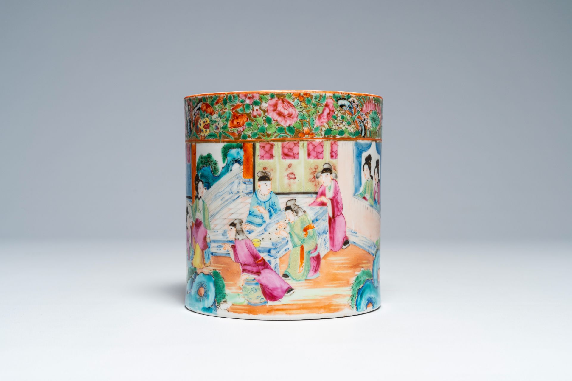 A Chinese Canton famille rose brush pot with palace scenes all around, 19th C. - Image 4 of 7