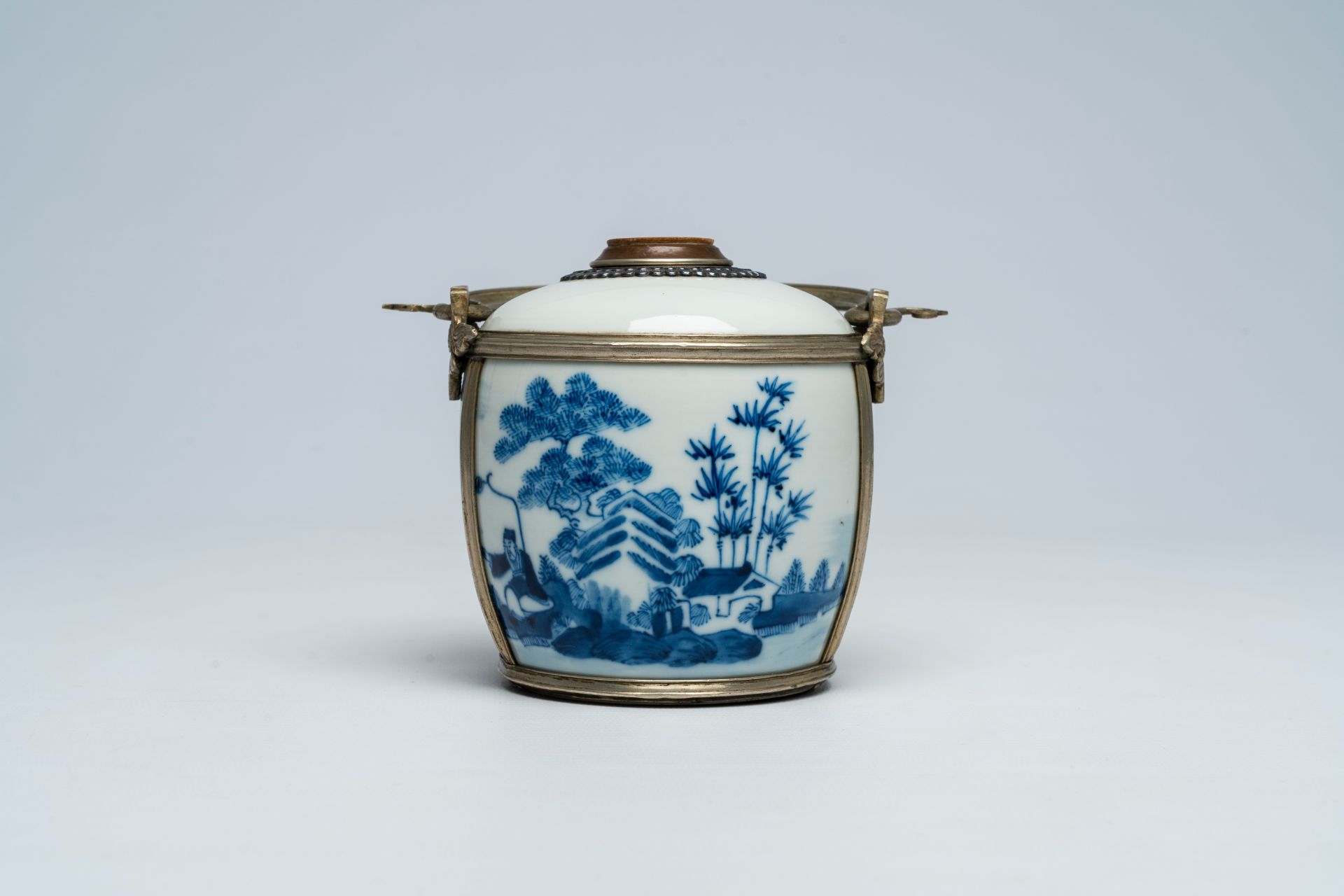 A Chinese blue and white Vietnamese market 'Bleu de Hue' water pipe, 19th C. - Image 2 of 7
