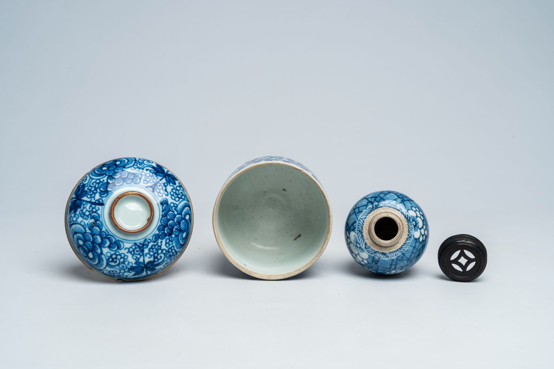 A Chinese blue and white covered bowl and a small vase, Kangxi - Image 6 of 7