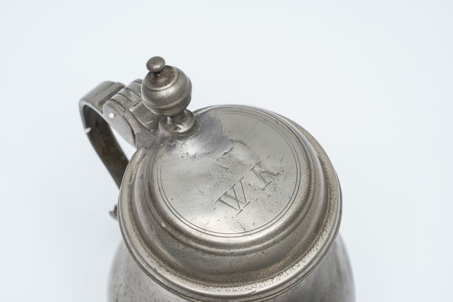 A varied collection of pewter jugs and flagons, a.o. acorn jugs and Swiss Glocken flagons, various o - Image 11 of 12