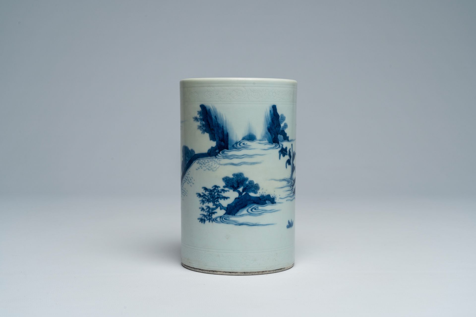 A Chinese blue and white Transitional style brush pot with figures in a landscape, 19th/20th C. - Image 4 of 7