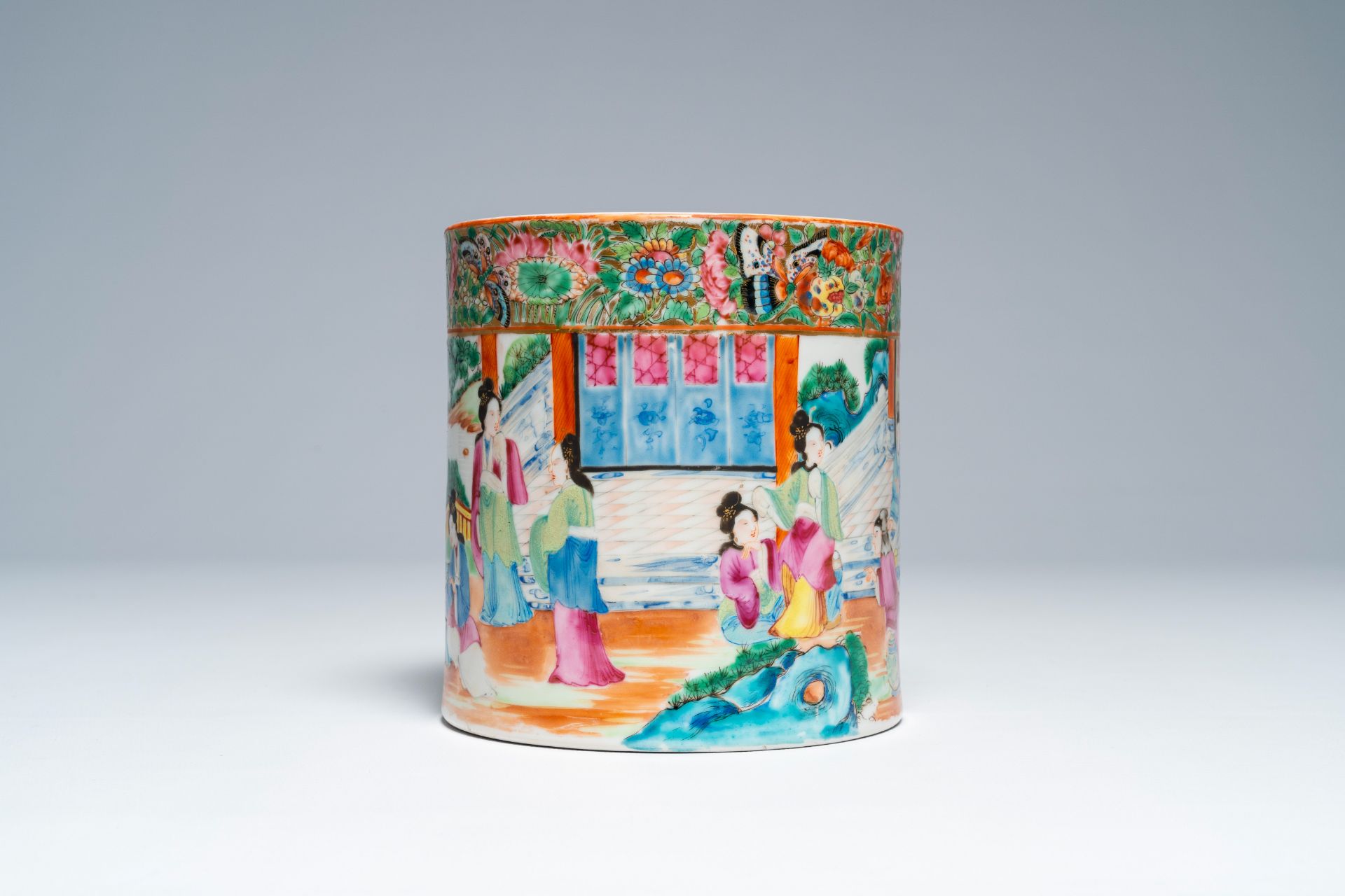 A Chinese Canton famille rose brush pot with palace scenes all around, 19th C. - Image 3 of 7