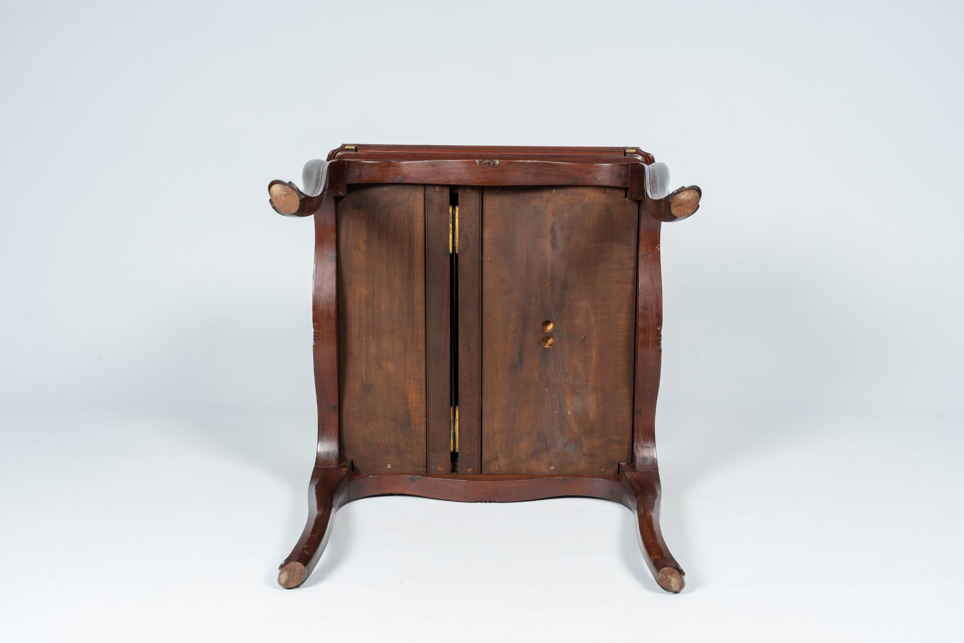 An English mahogany Mappin & Webb surprise drinks cabinet, first half 20th C. - Image 8 of 9