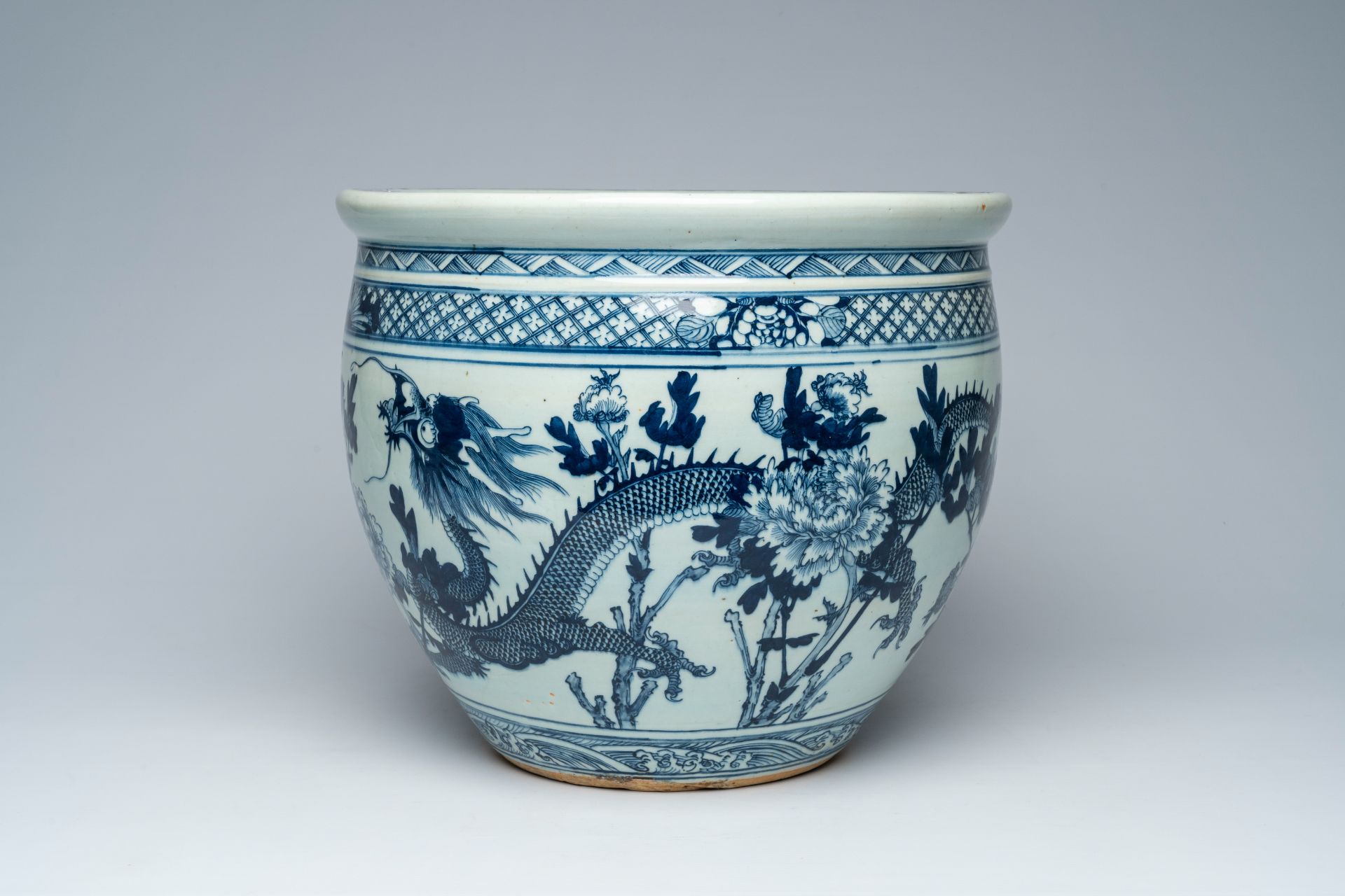 A Chinese blue and white 'dragons' jardiniÃ¨re, 19th C. - Image 3 of 8