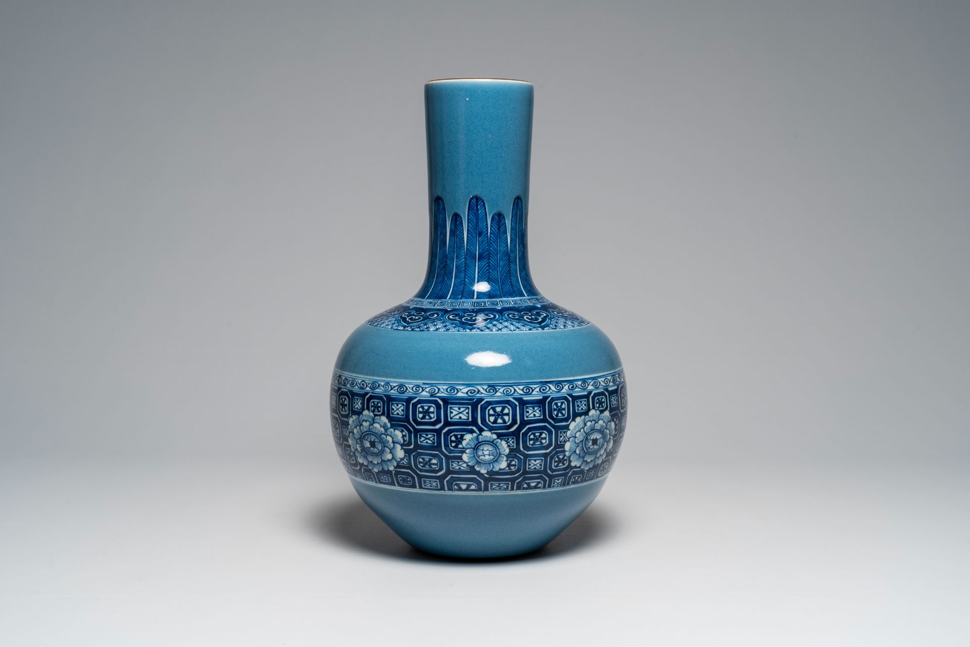 A Chinese lavender blue ground blue and white 'tianqiu ping' vase, Qianlong mark, 19th/20th C. - Image 4 of 6