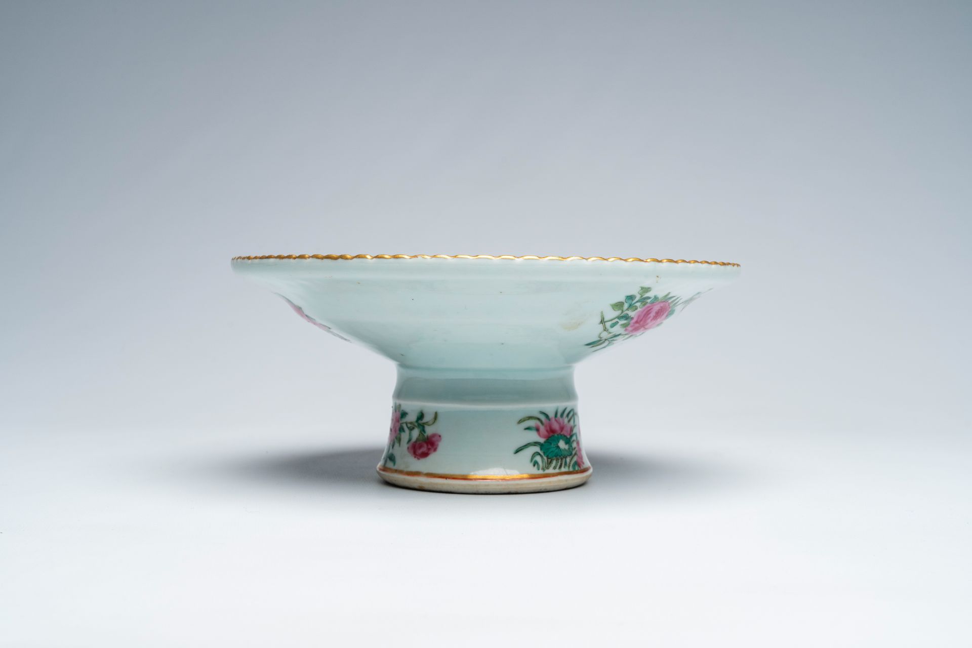 A Chinese Canton famille rose tazza with palace scenes and a bowl with antiquities, 19th C. - Image 3 of 5