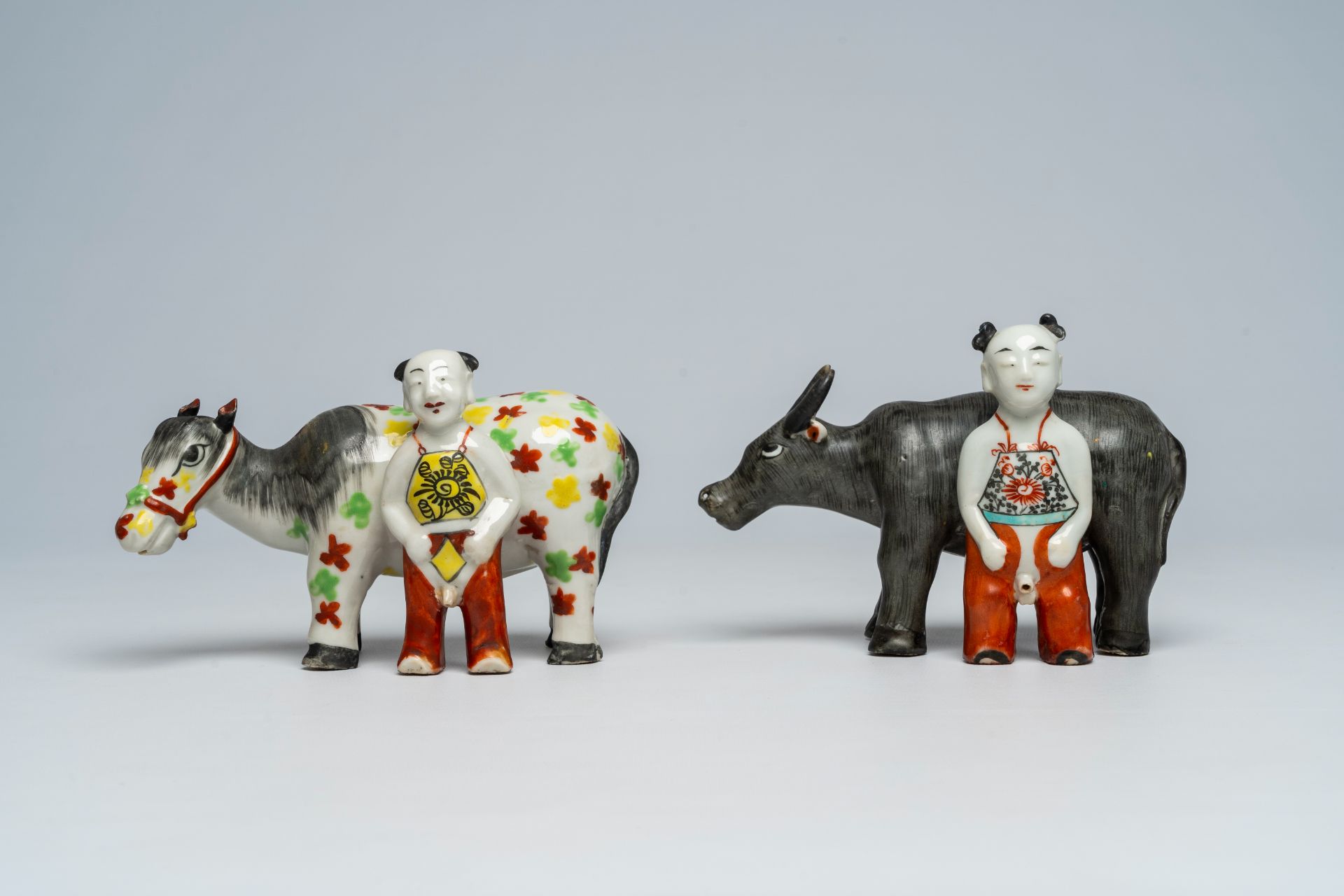 Two Chinese porcelain groups with a buffalo and a donkey with a boy, 19th/20th C. - Image 2 of 7