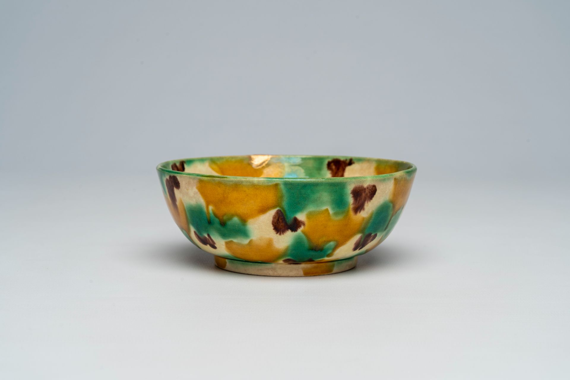 A Chinese sancai glazed bowl, 19th/20th C.