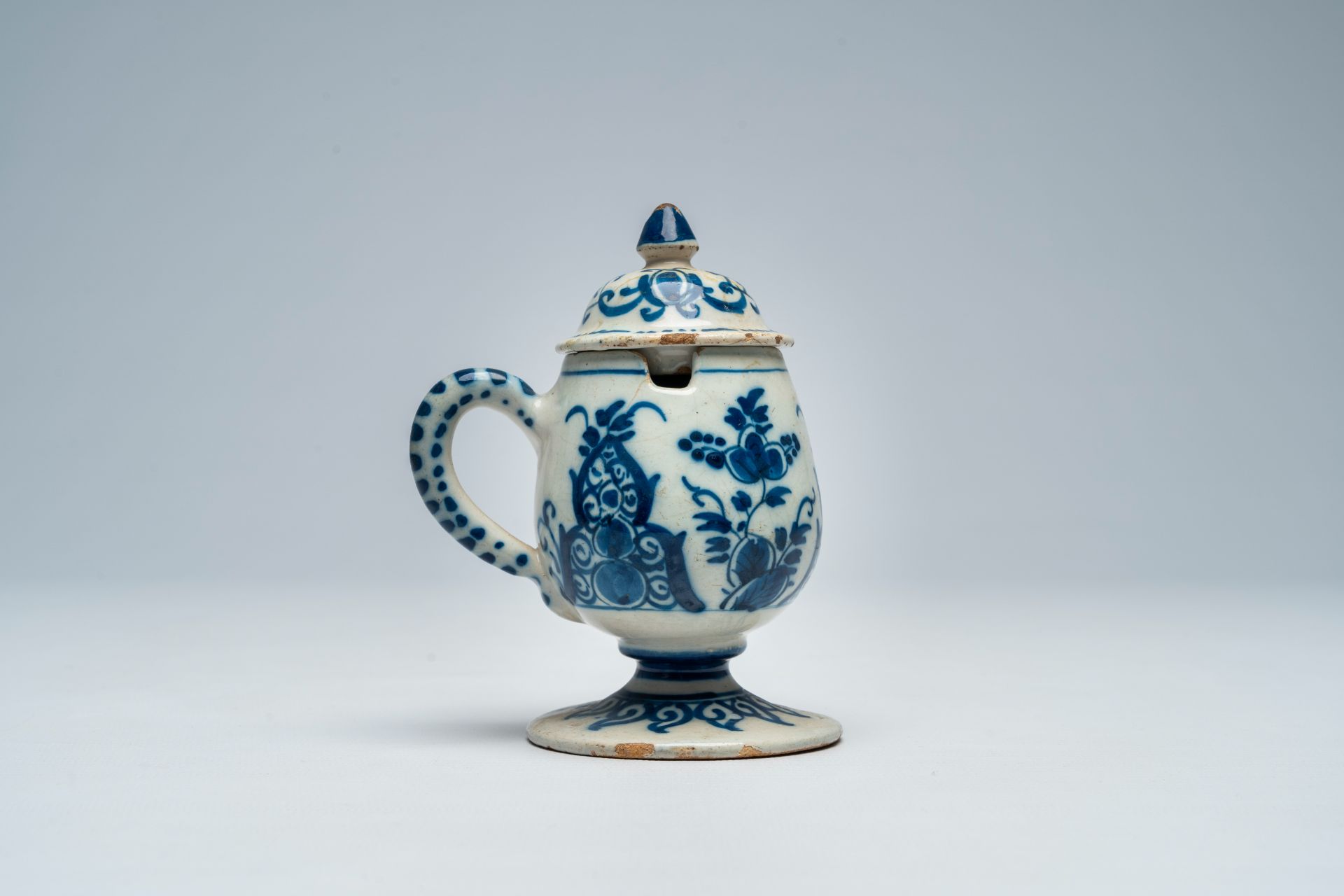 A Dutch Delft blue and white mustard jar and cover, 18th C. - Bild 2 aus 7