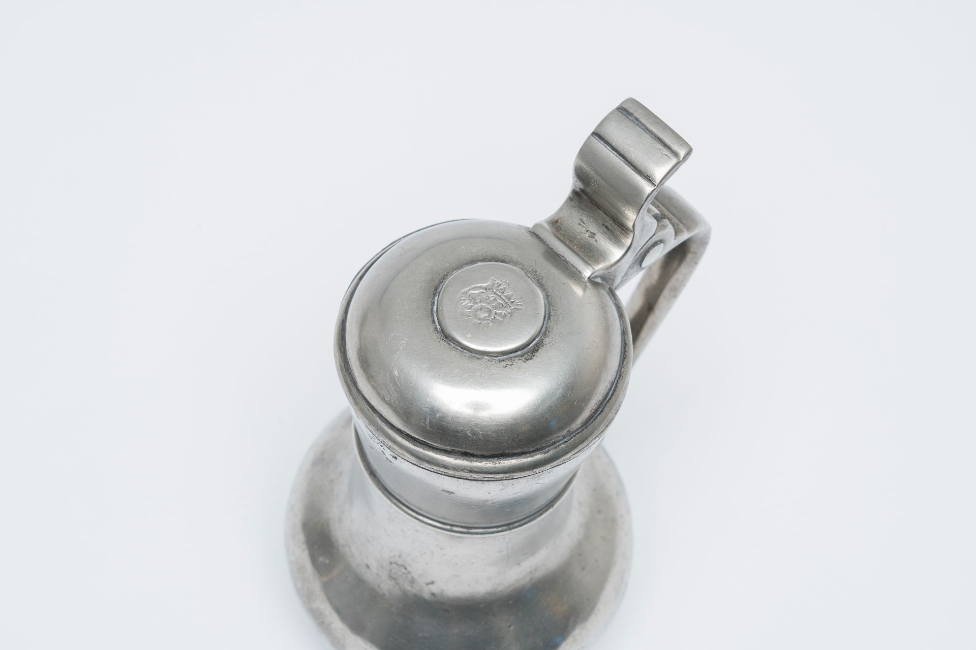 A varied collection of pewter jugs and flagons, a.o. acorn jugs and Swiss Glocken flagons, various o - Image 10 of 12