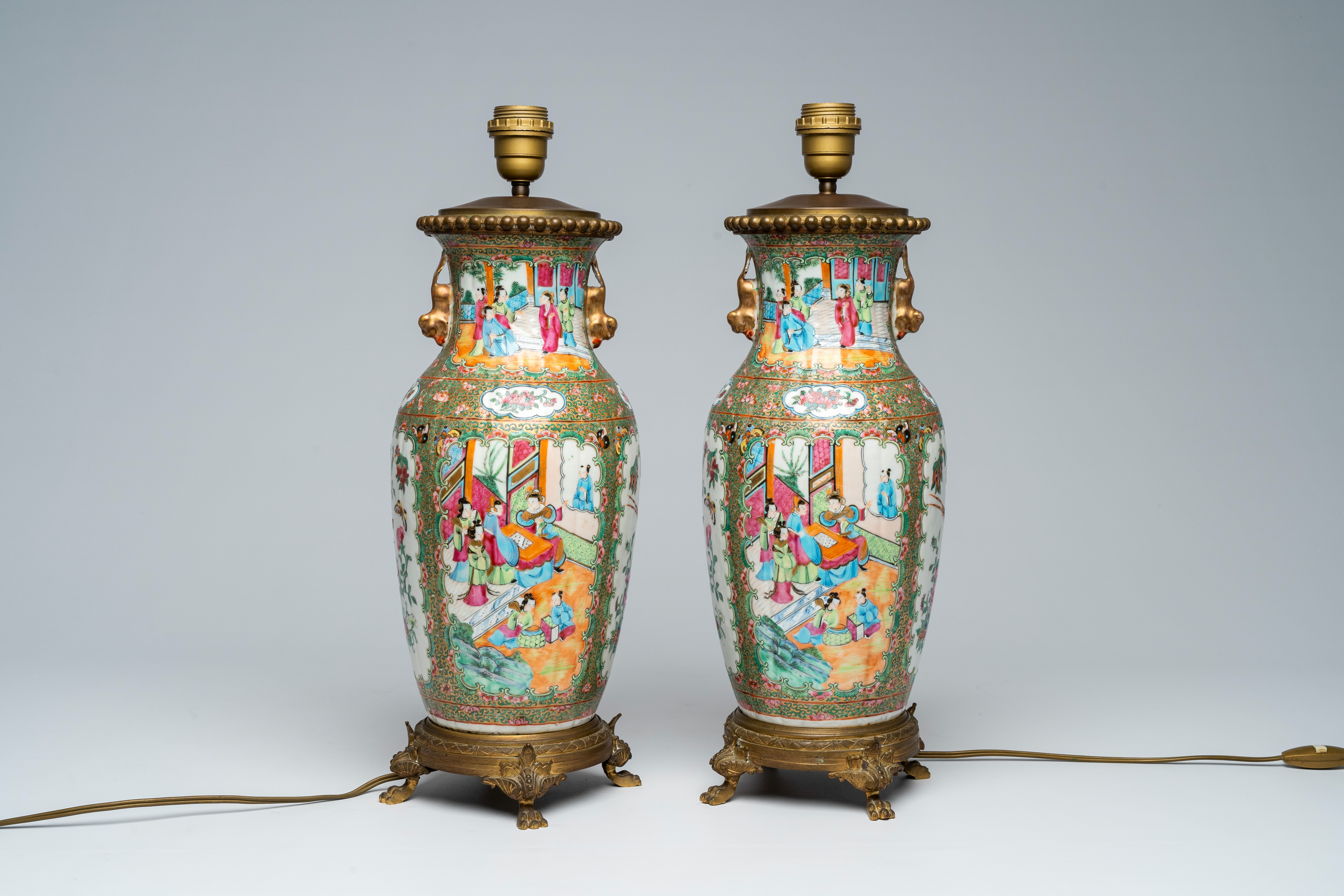 A pair of Chinese Canton famille rose vases with palace scenes mounted as lamps, 19th C. - Bild 4 aus 7