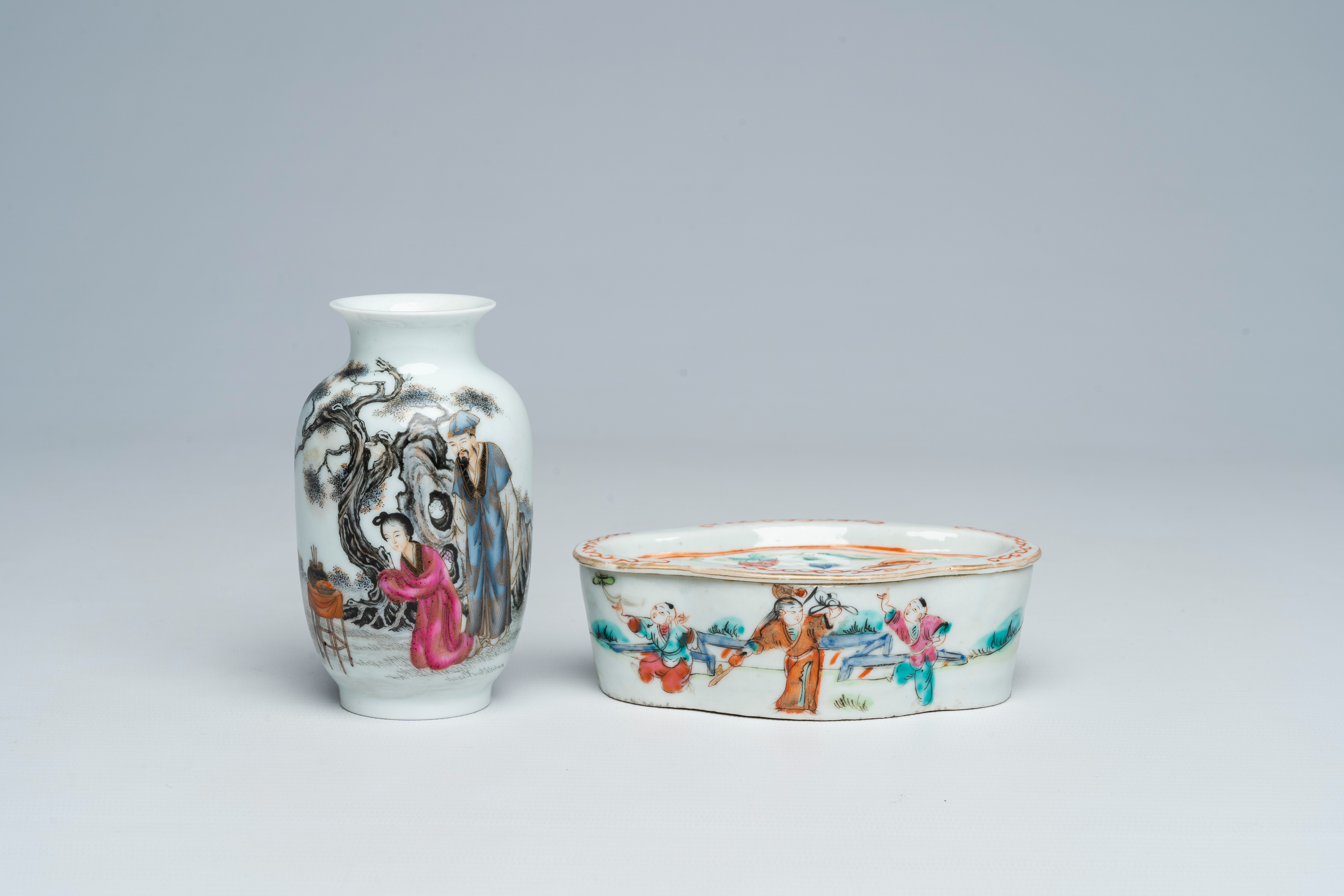 A Chinese famille rose cricket box and a vase with figures in a landscape, 19th/20th C.