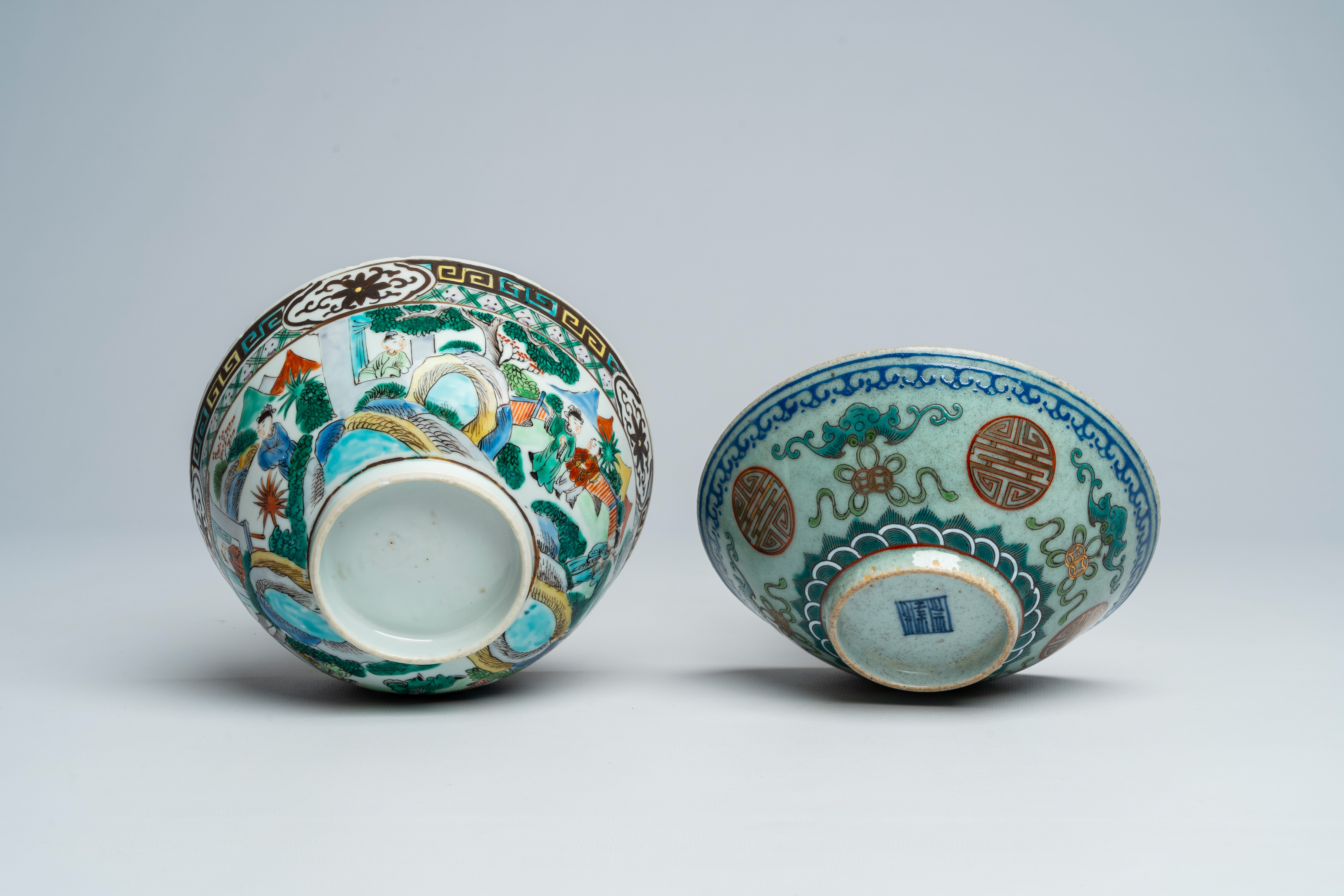 Two Chinese famille verte bowls with figures in a landscape and 'Shou', 19th C. - Bild 7 aus 8