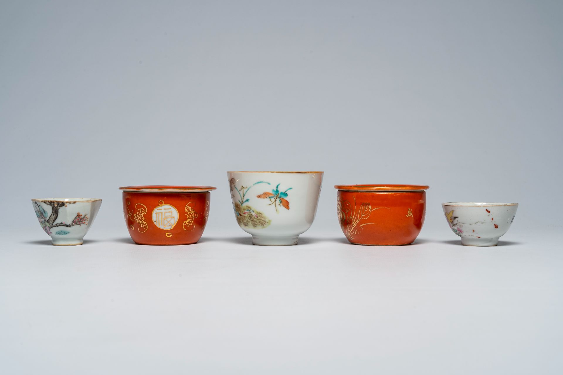 A varied collection of Chinese famille rose bowls, 19th/20th C. - Image 9 of 13