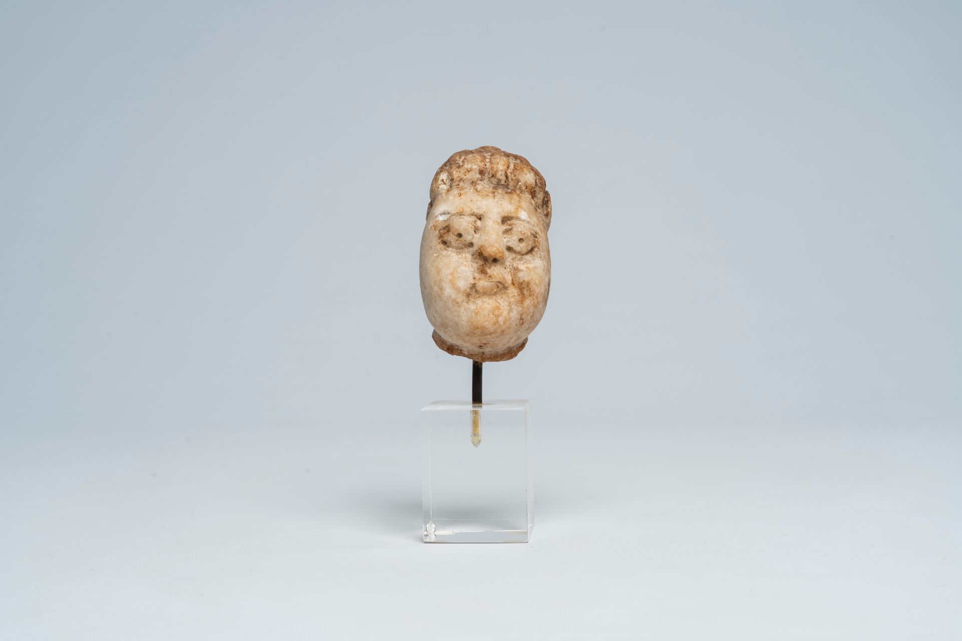 A Romanesque marble head of a man, most probably 14th/15th C. - Image 3 of 8