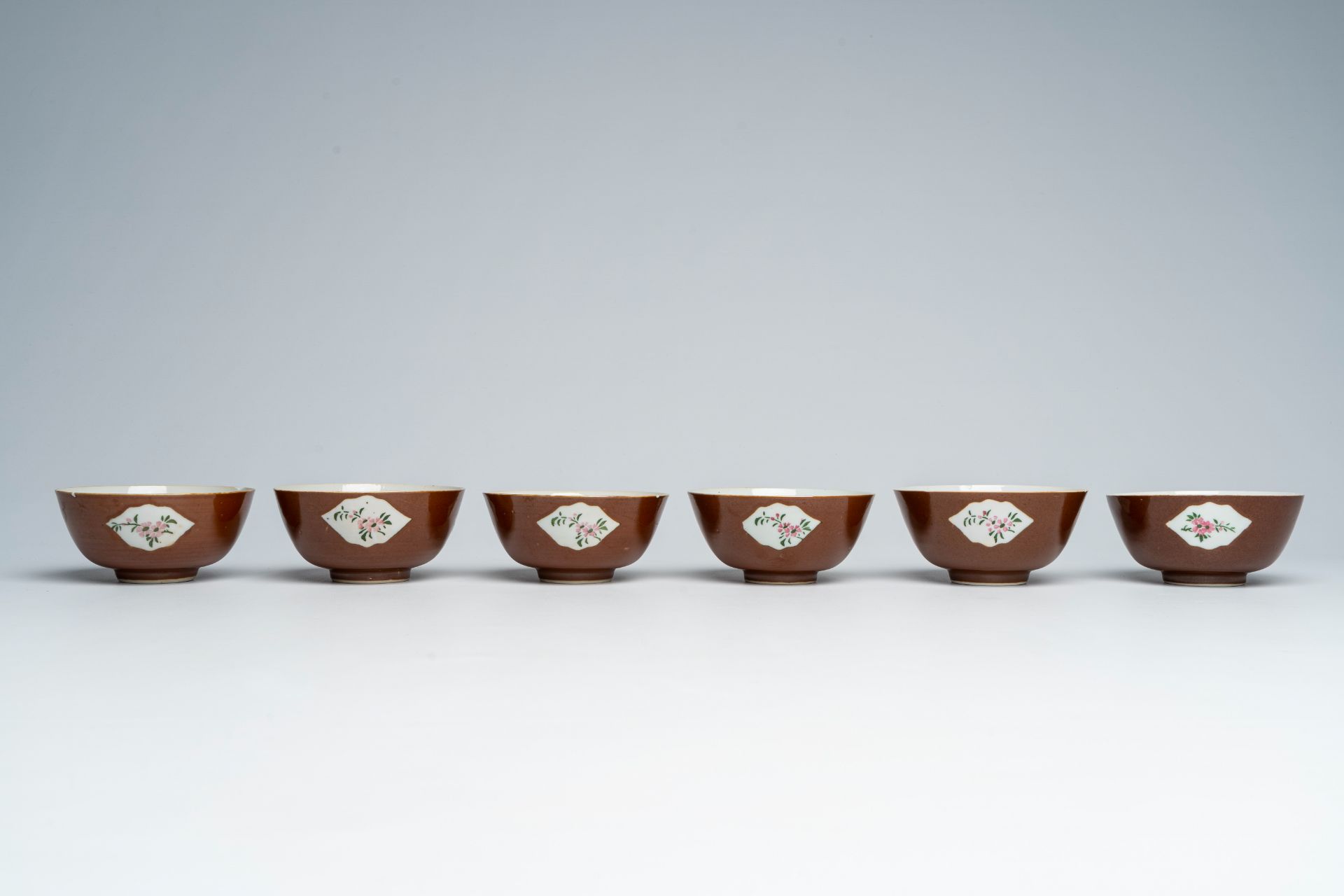 A varied collection of Chinese qianjiang cai and famille rose bowls with floral design and figures i - Image 9 of 14