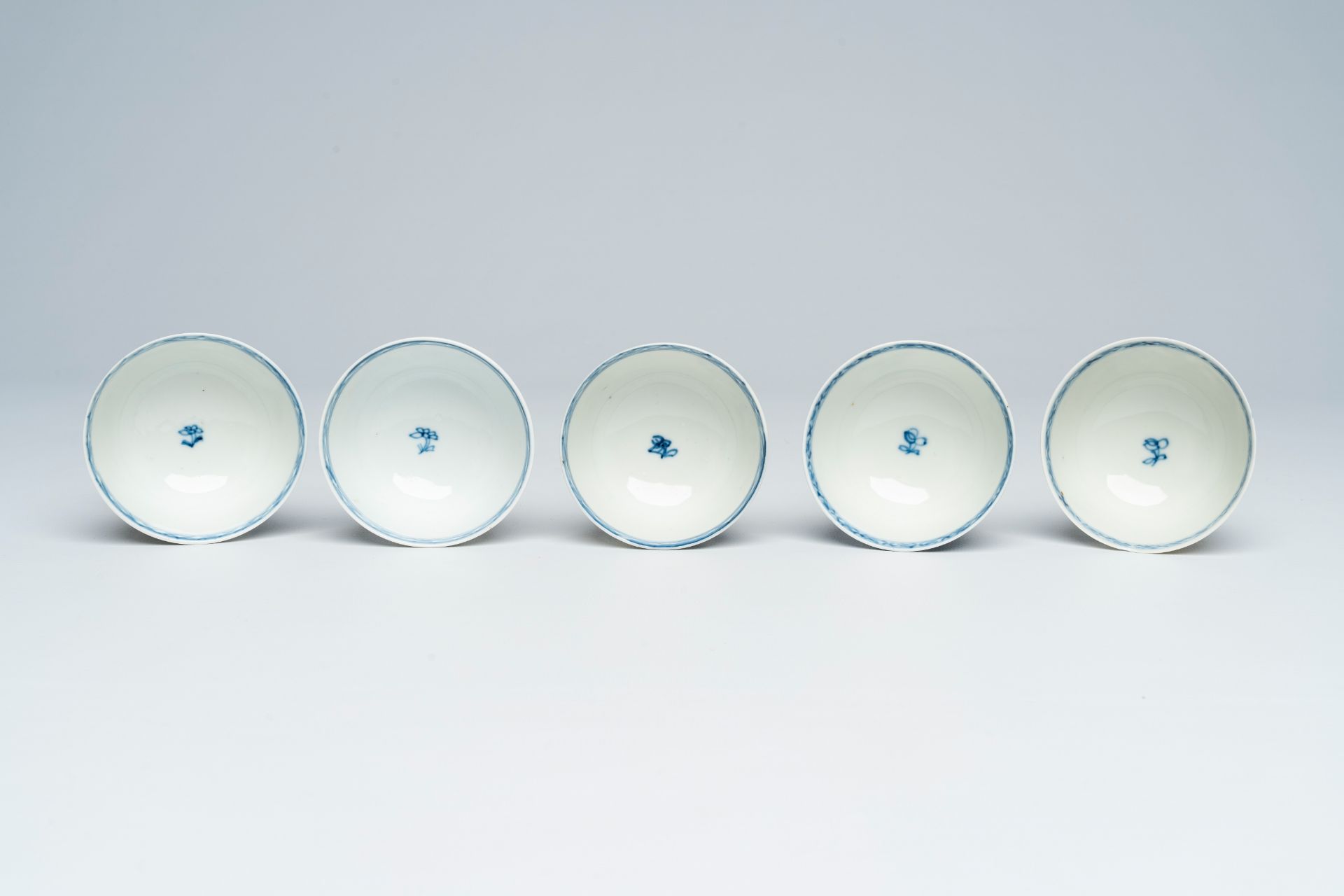 A varied collection of Chinese blue and white cups and saucers, 18th/19th C. - Bild 10 aus 11