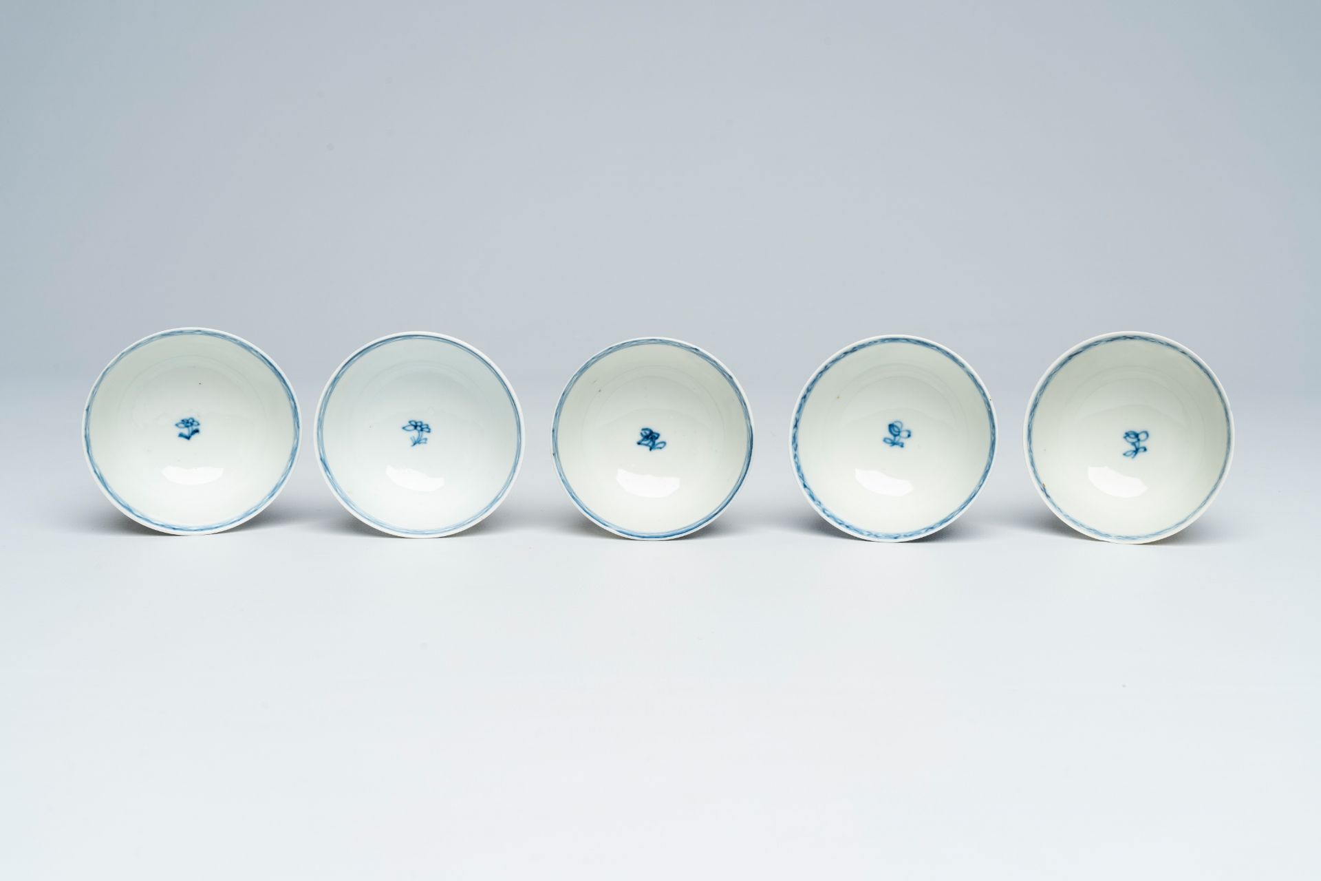 A varied collection of Chinese blue and white cups and saucers, 18th/19th C. - Image 10 of 11