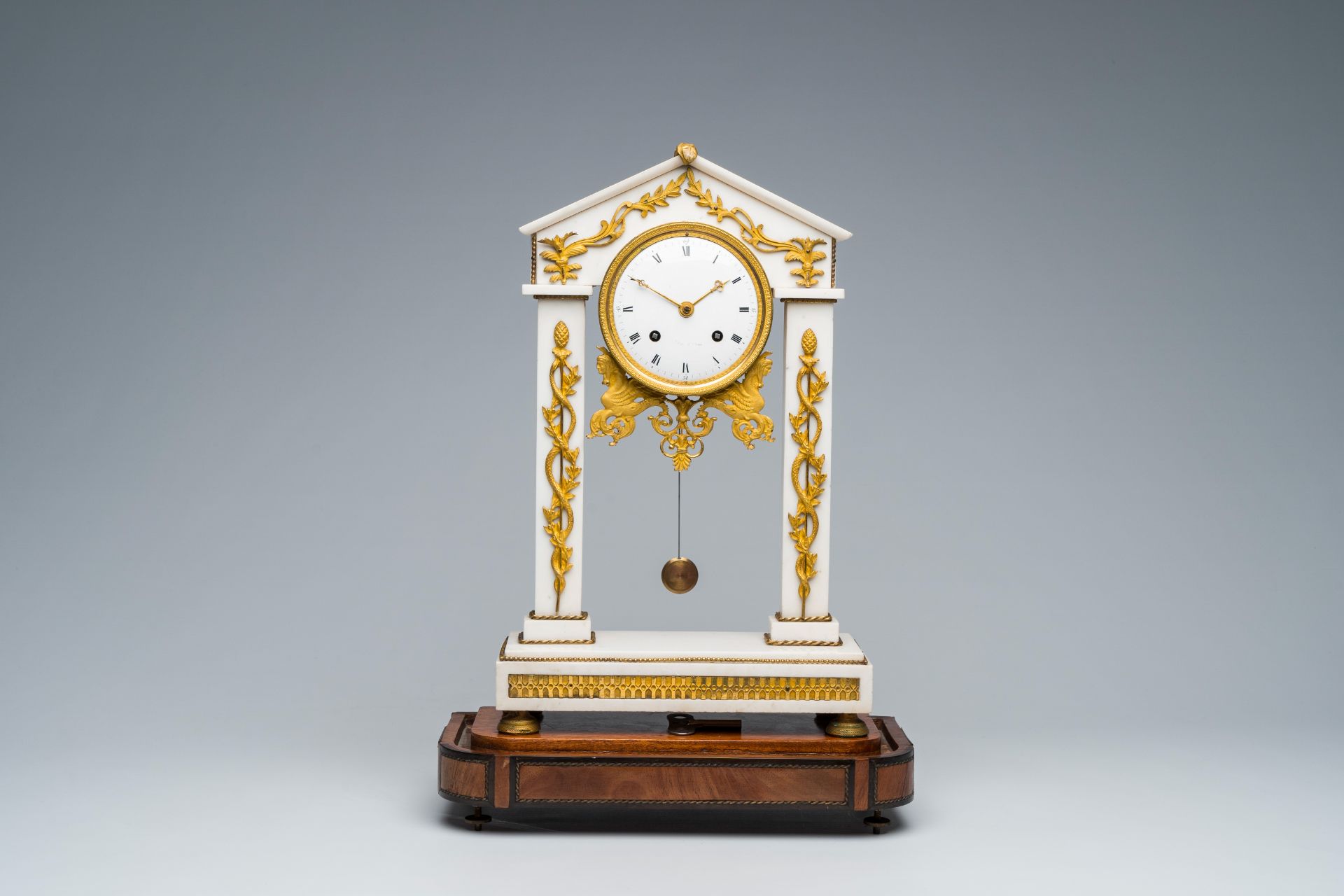 A French gilt bronze mounted white marble portico clock under glass dome and on a wooden base, 19th - Bild 3 aus 13