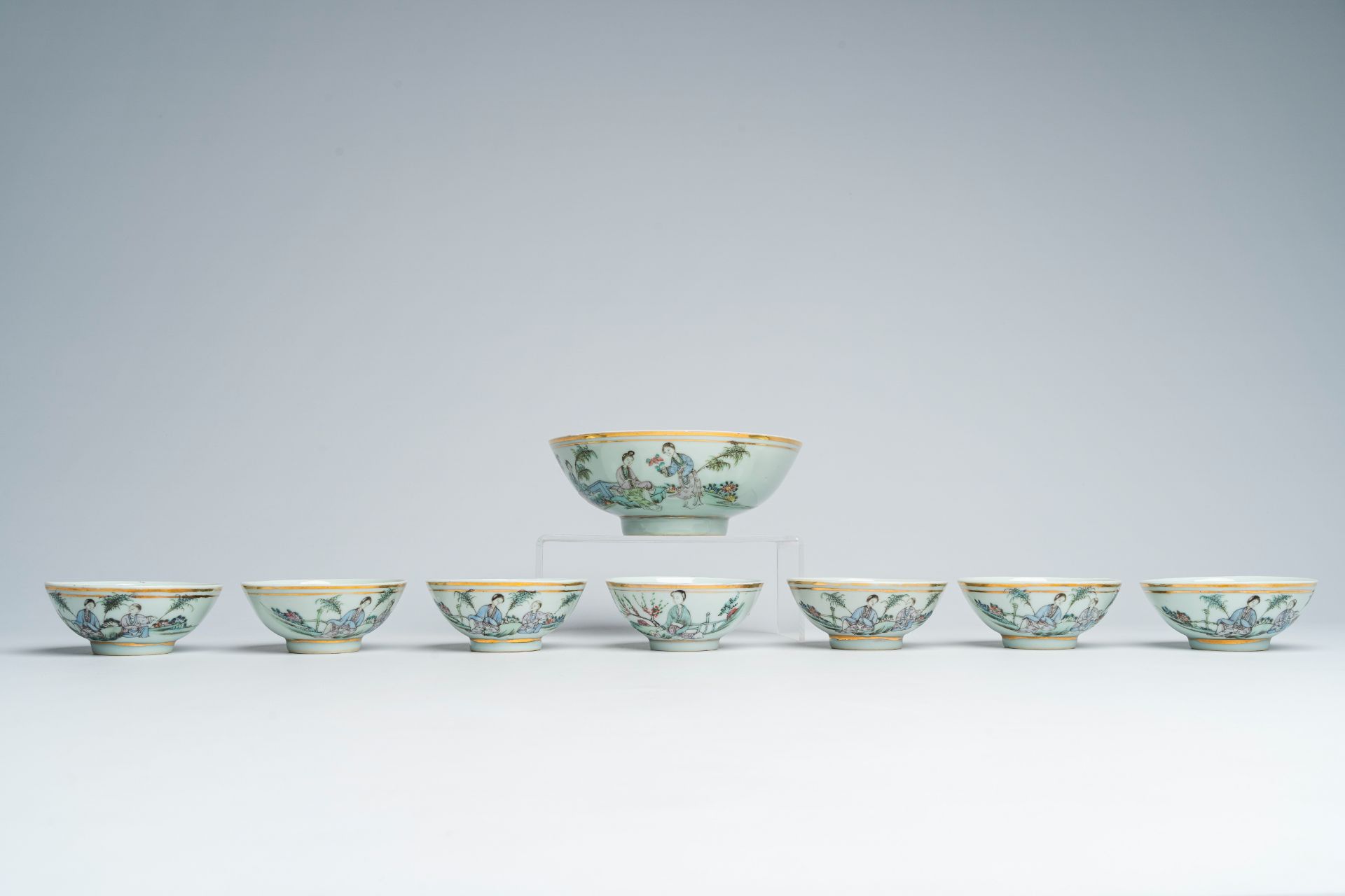 A varied collection of Chinese qianjiang cai and famille rose bowls with floral design and figures i - Image 2 of 14