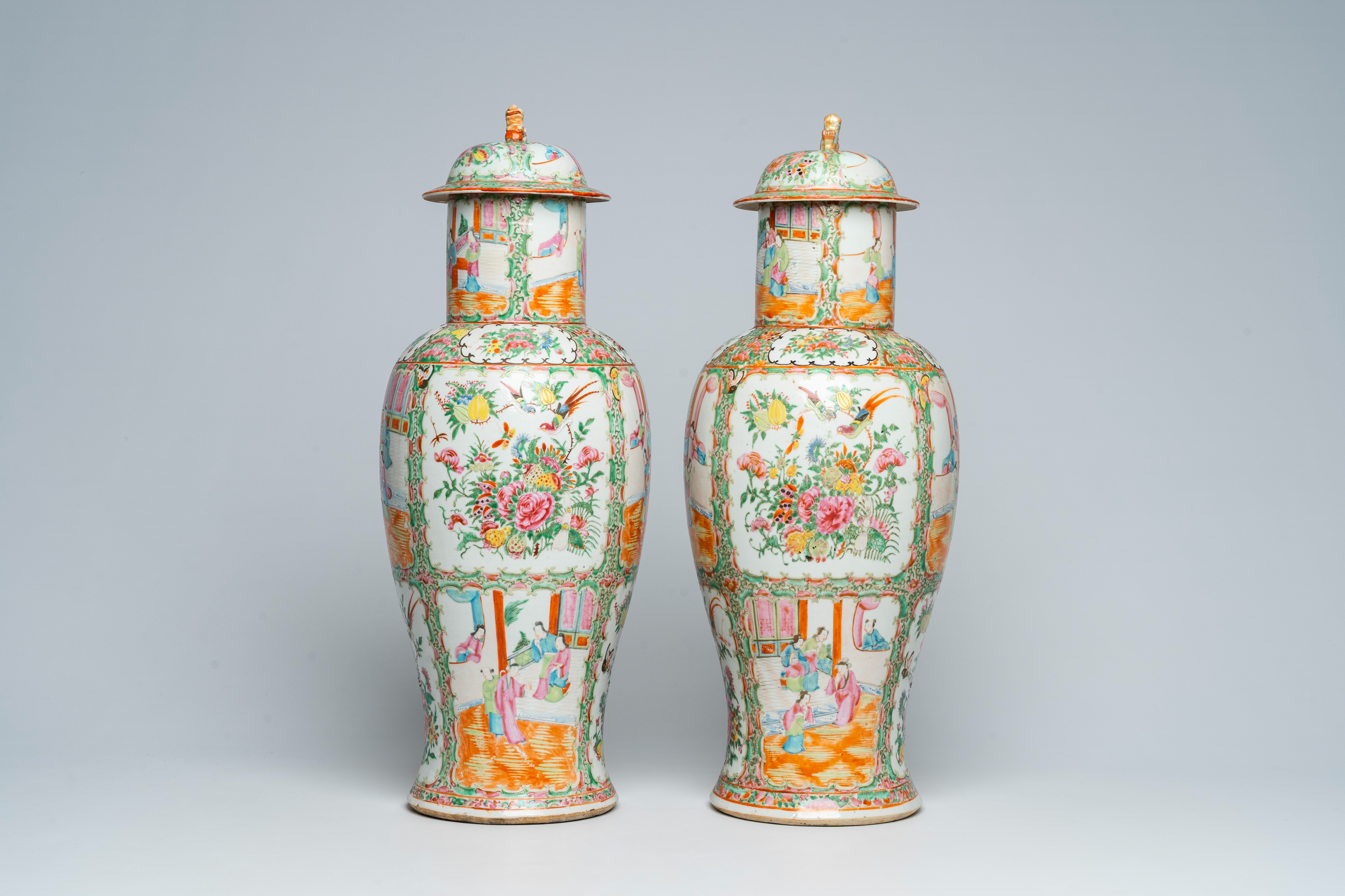 A pair of Chinese Canton famille rose vases and covers with palace scenes and floral design, 19th C. - Bild 4 aus 6