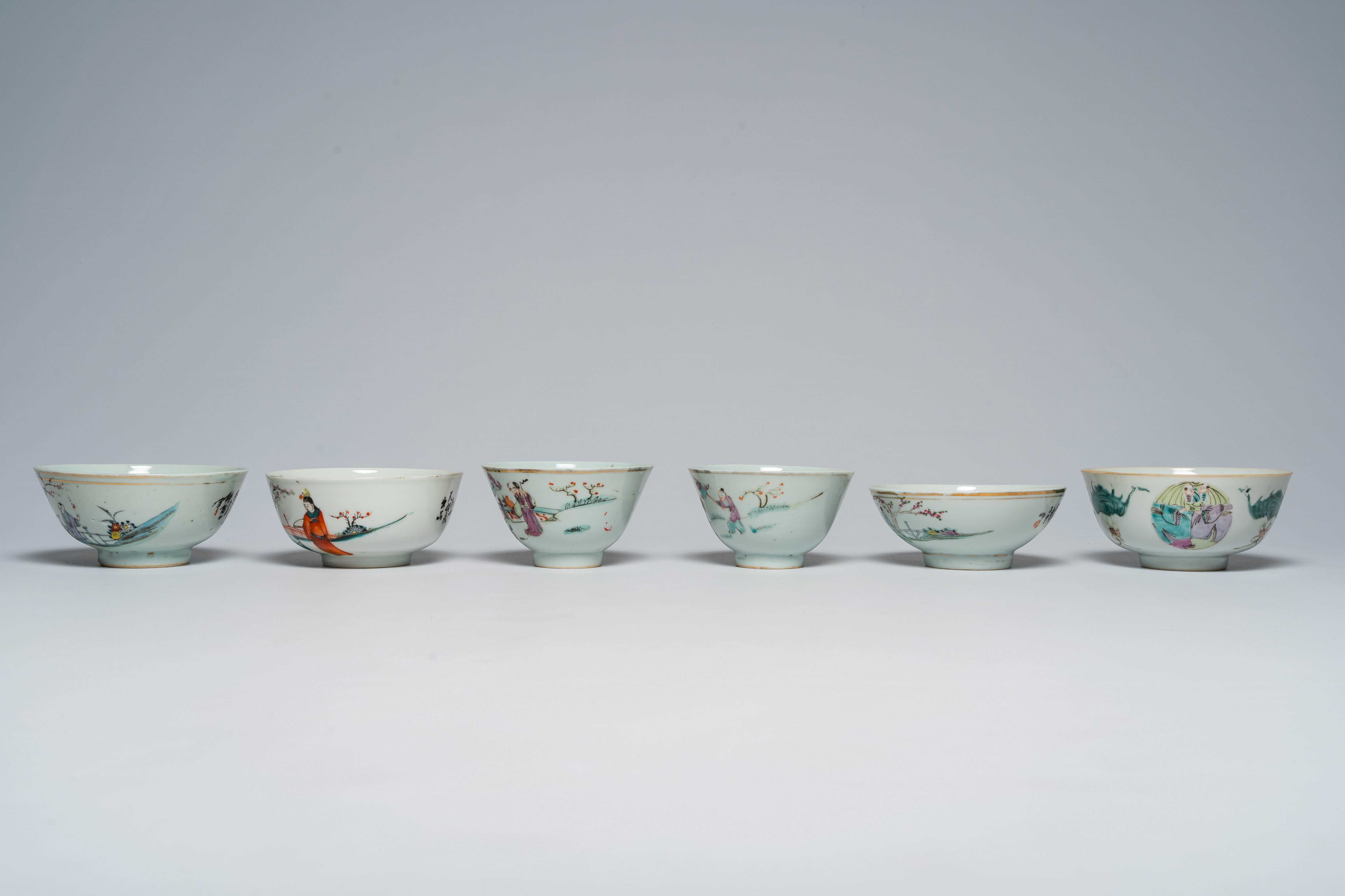 A varied collection of Chinese famille rose bowls, 19th/20th C. - Bild 3 aus 13