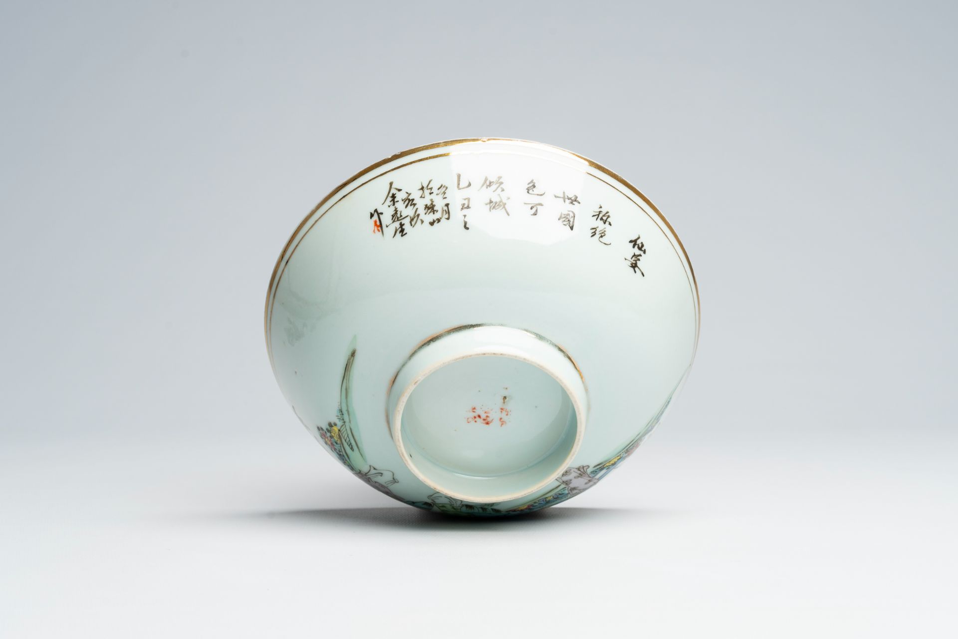 A varied collection of Chinese qianjiang cai and famille rose bowls with floral design and figures i - Image 8 of 14