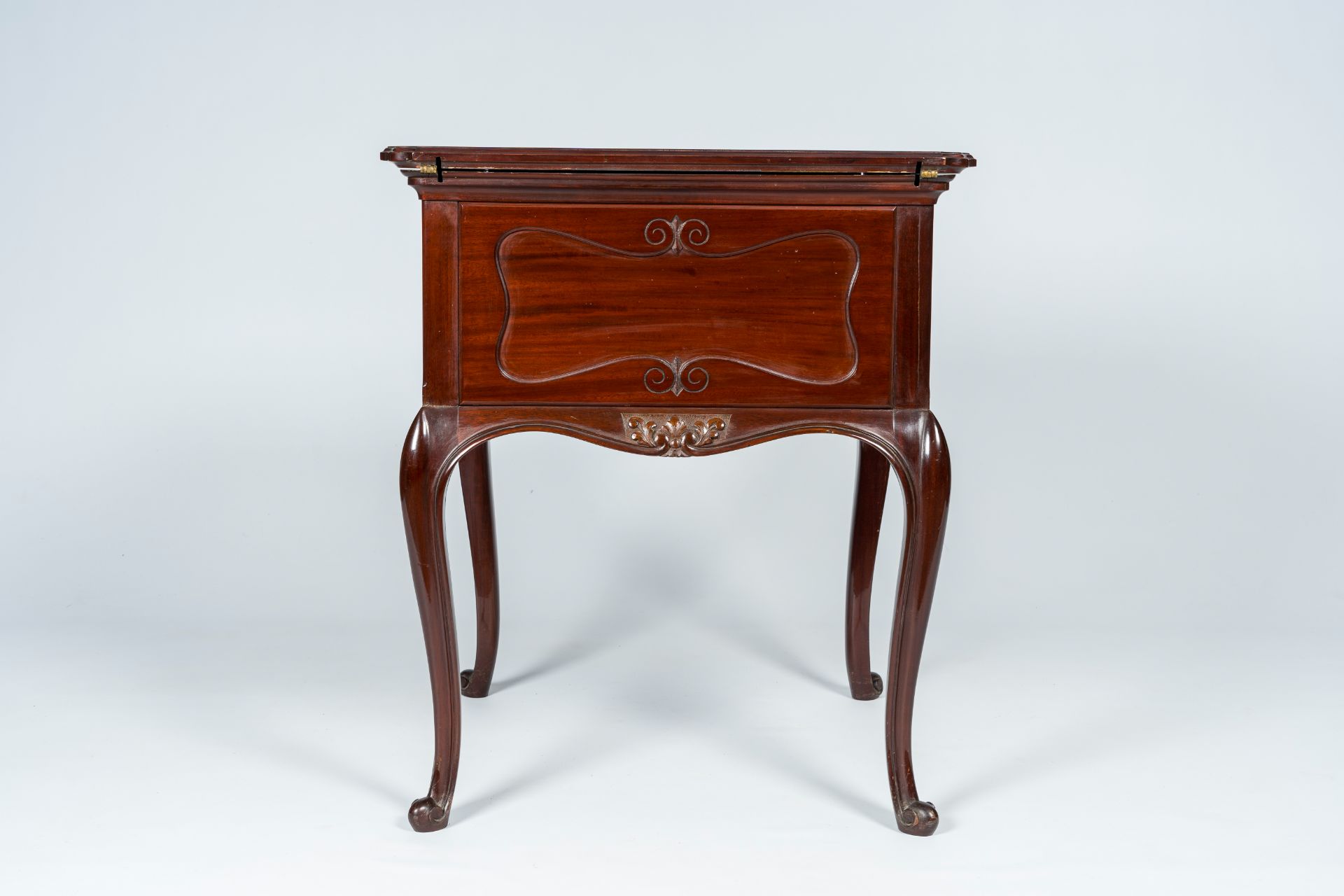 An English mahogany Mappin & Webb surprise drinks cabinet, first half 20th C. - Image 5 of 9