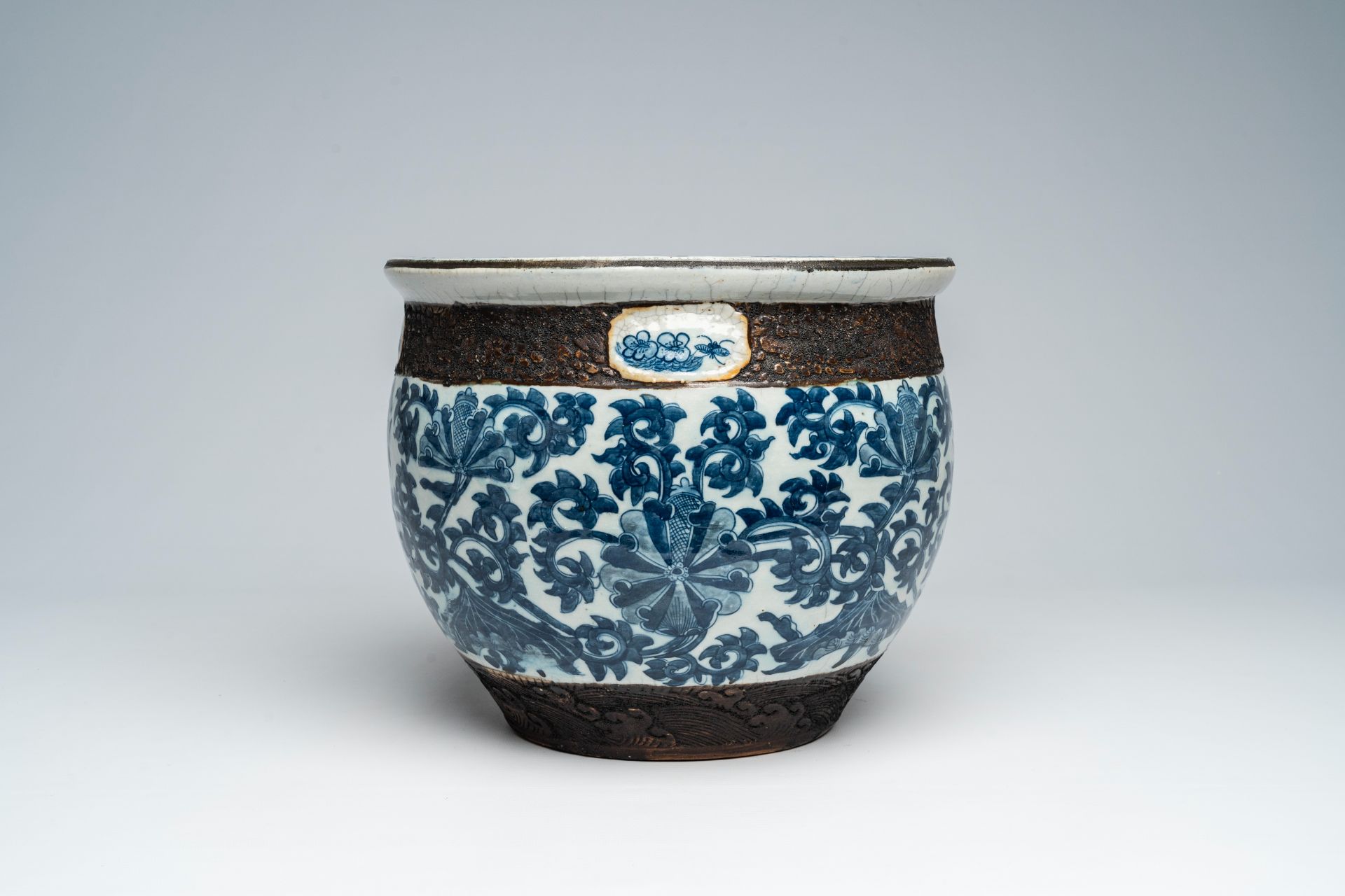 A Chinese Nanking craquelÃ© blue and white jardiniÃ¨re with floral design, 19th C. - Image 5 of 7