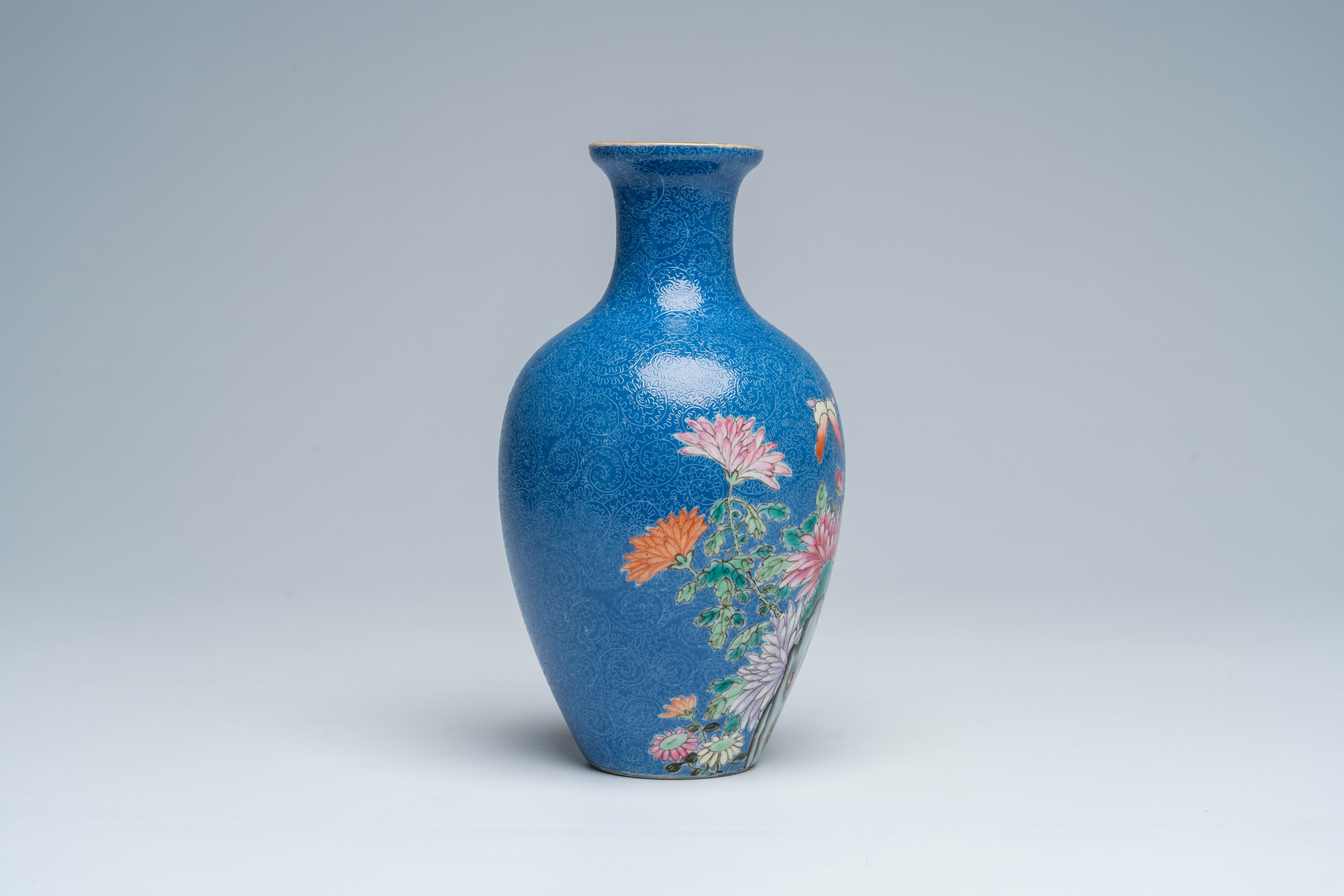 A Chinese famille rose blue-ground sgraffito vase with floral design, Hongxian mark, Republic, 20th - Bild 4 aus 6