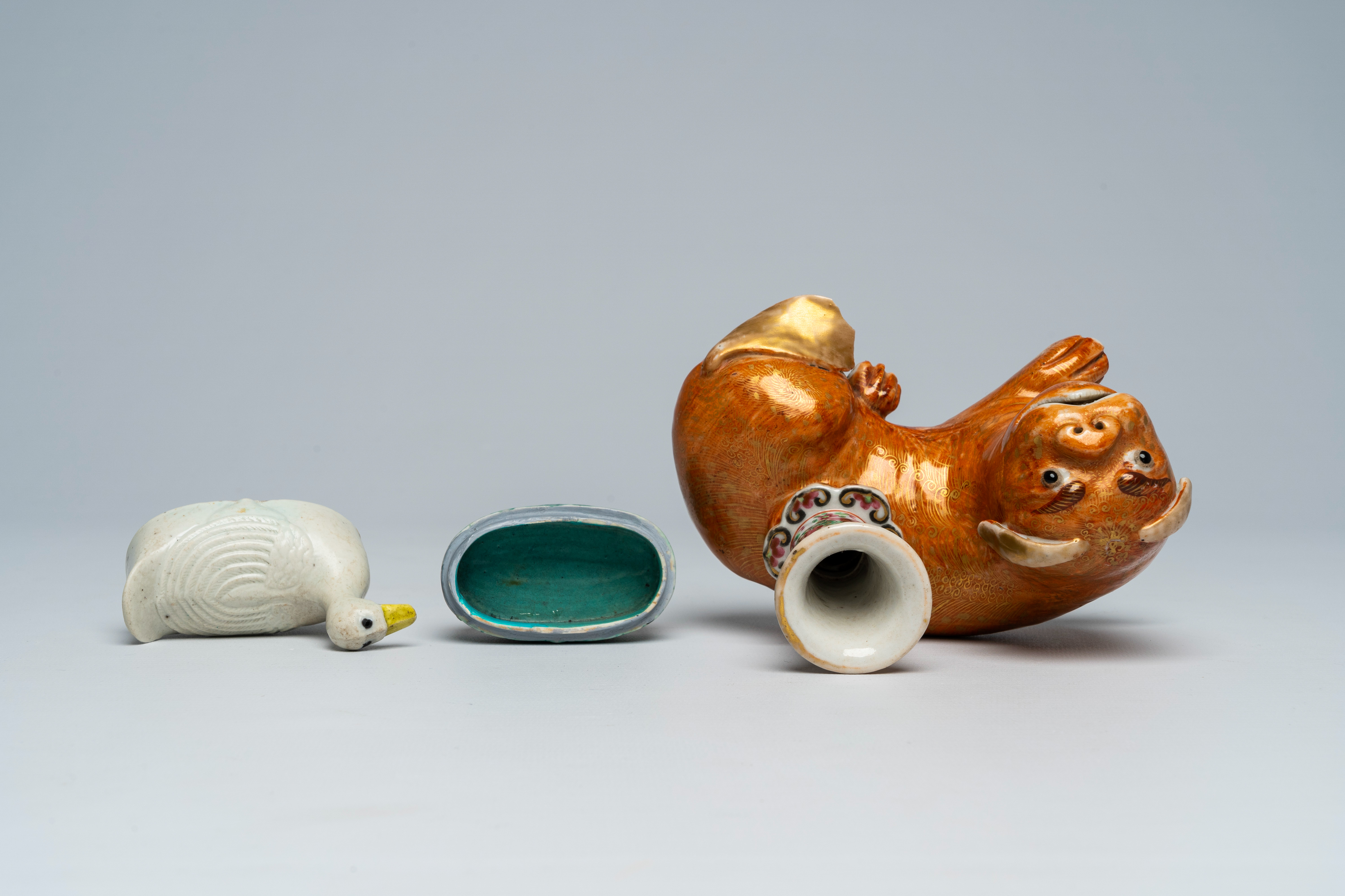 A Chinese Canton famille rose dog-shaped candlestick and a goose-shaped box and cover, 19th/20th C. - Bild 6 aus 7