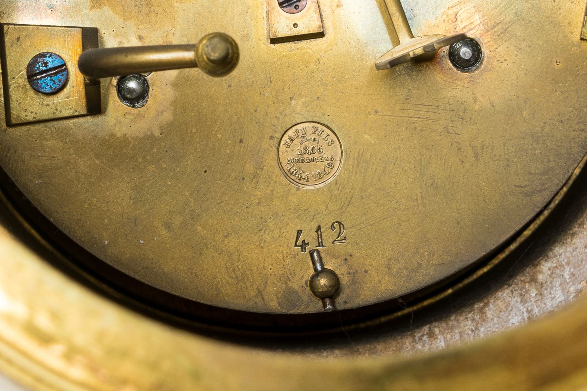 A French gilt and patinated bronze mounted white onyx mantel clock with a legist, 19th C. - Image 9 of 10