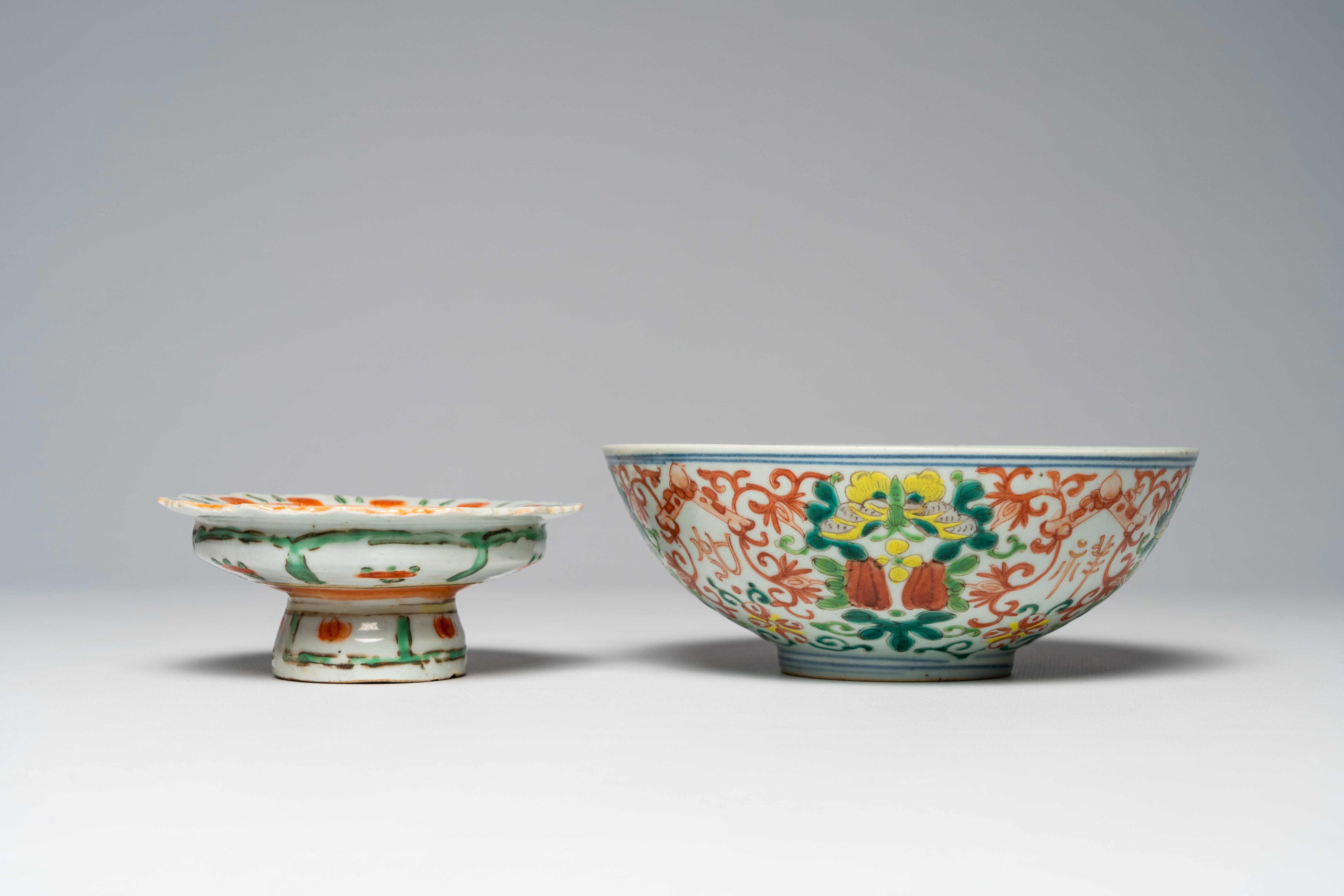 A varied collection of Chinese famille rose and polychrome porcelain, 19th/20th C. - Bild 12 aus 16