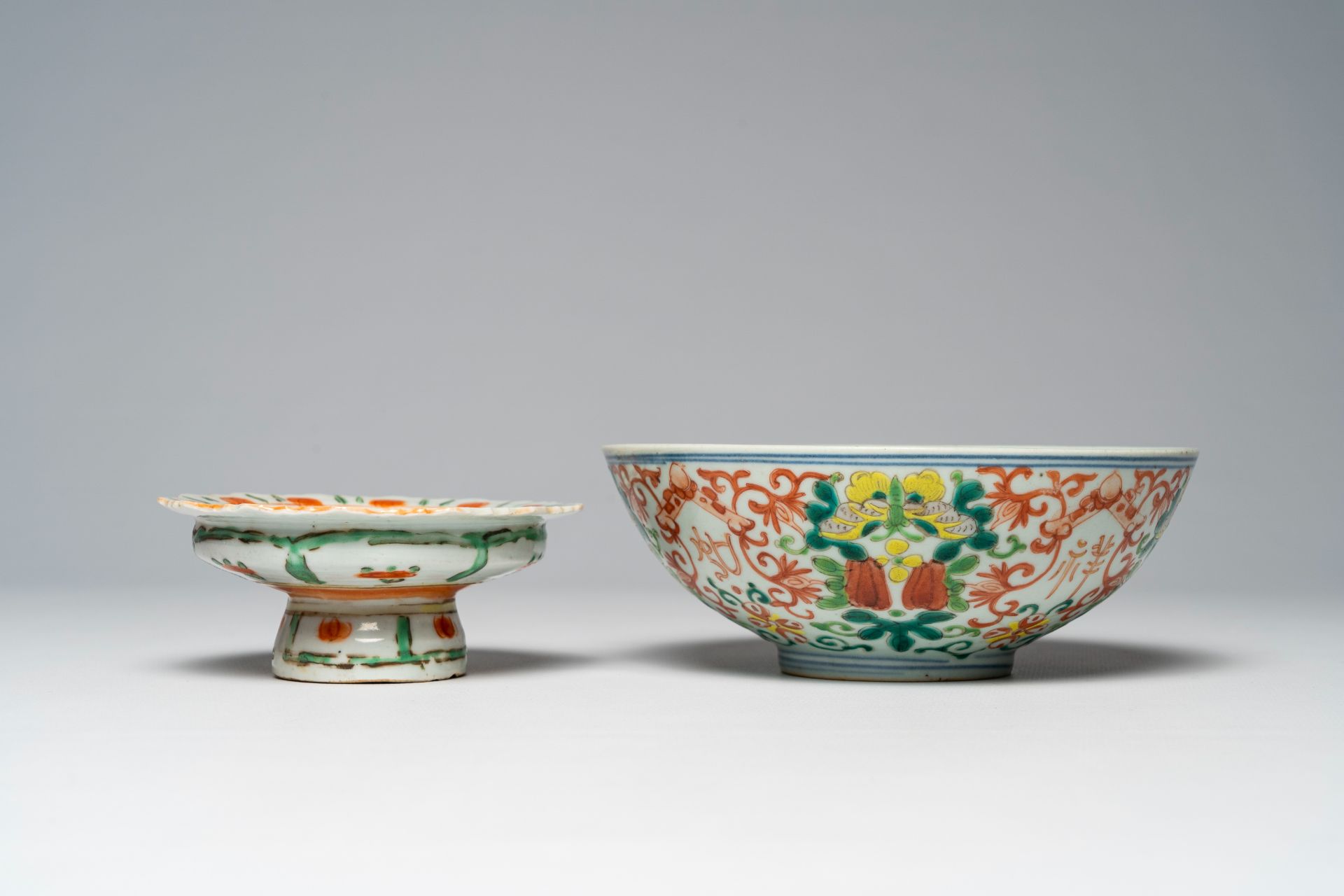 A varied collection of Chinese famille rose and polychrome porcelain, 19th/20th C. - Image 12 of 16
