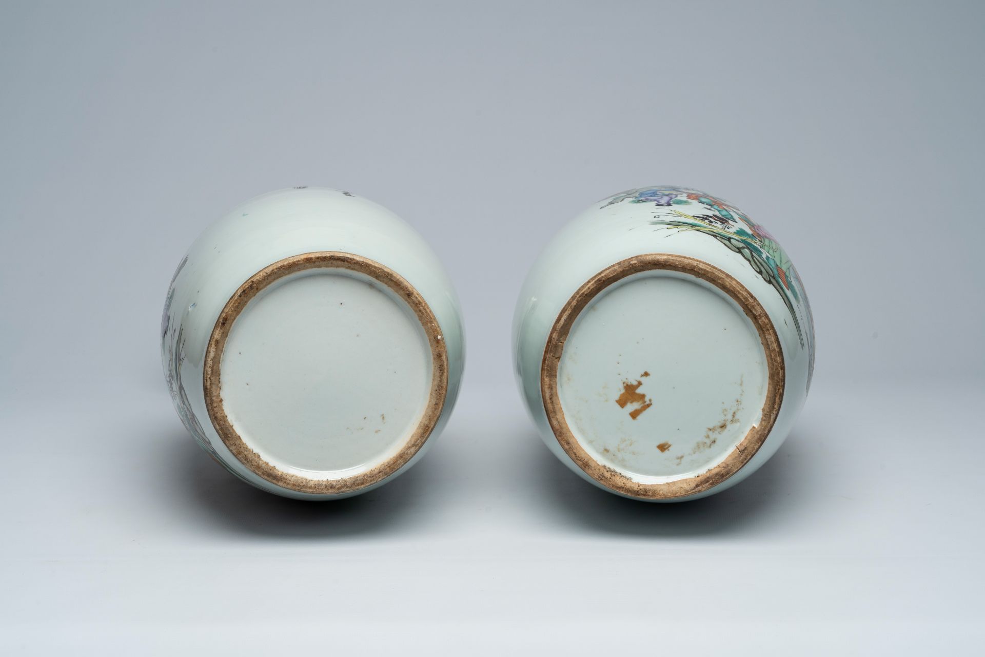 A pair of Chinese famille rose vases with a lady, playing children and a cat in a garden, 19th/20th - Image 5 of 5