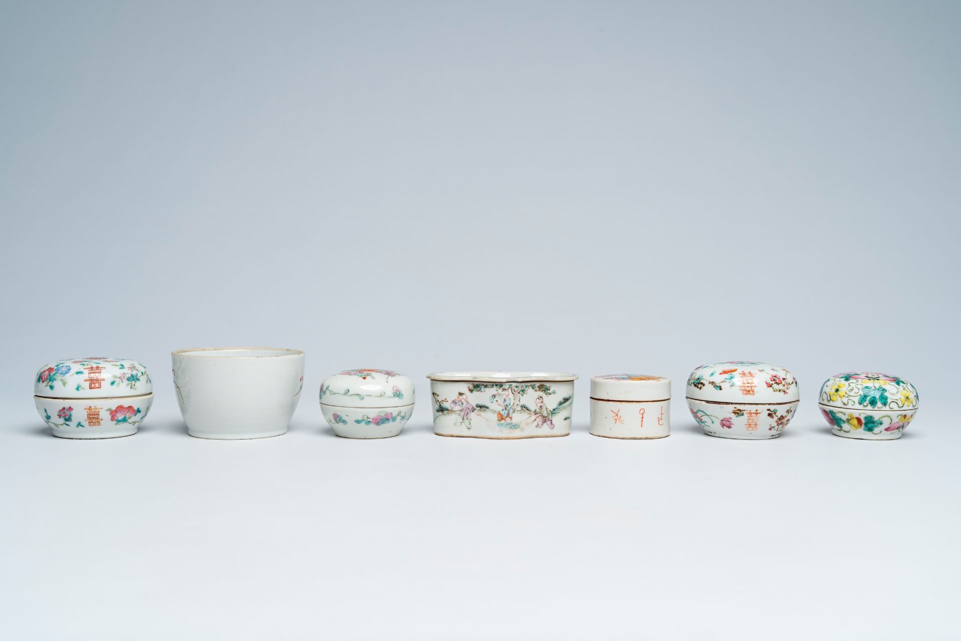 A varied collection of Chinese famille rose and qianjiang cai porcelain, 19th/20th C. - Image 9 of 15