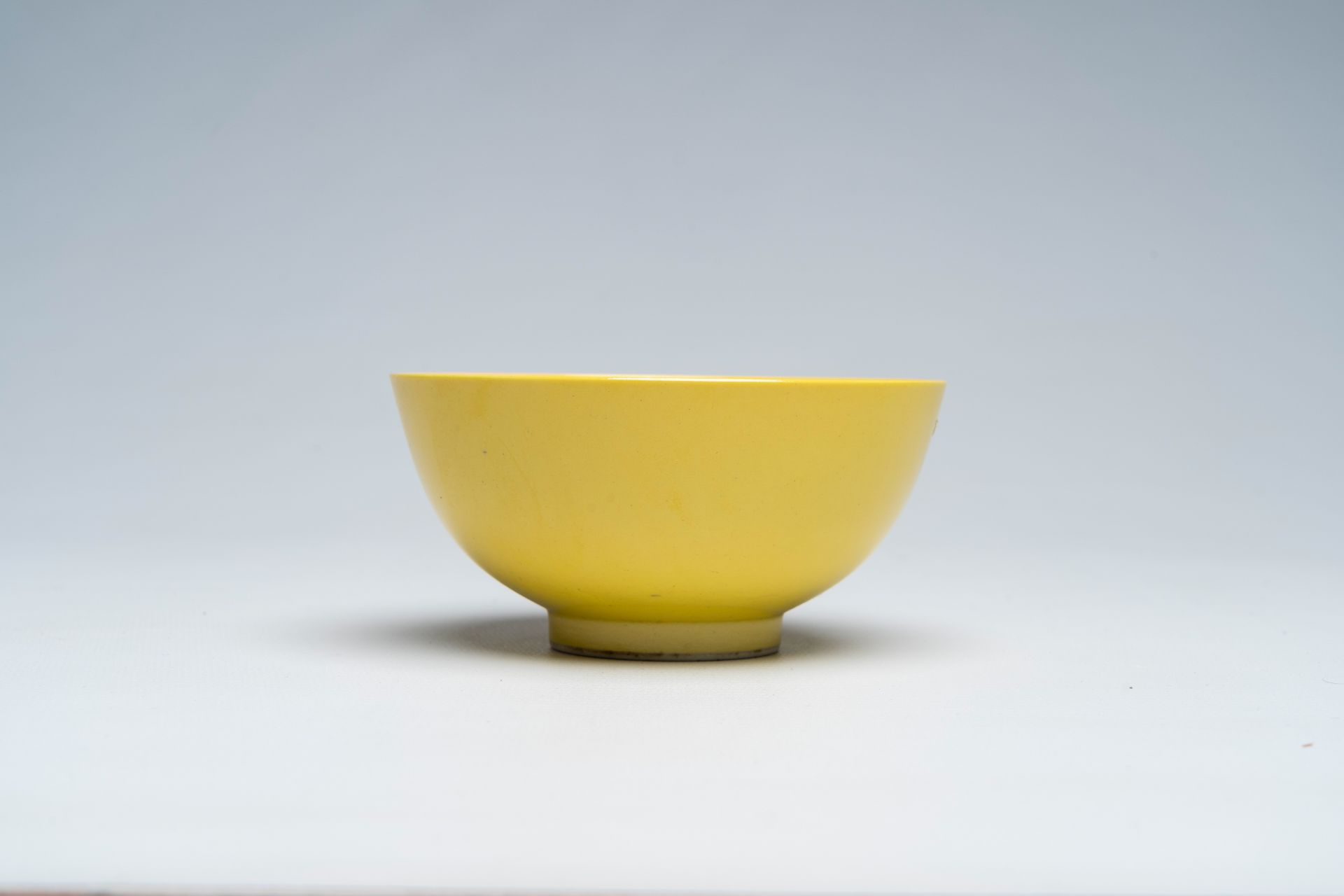 A Chinese monochrome yellow bowl, Qianlong mark, 19th/20th C. - Image 2 of 7