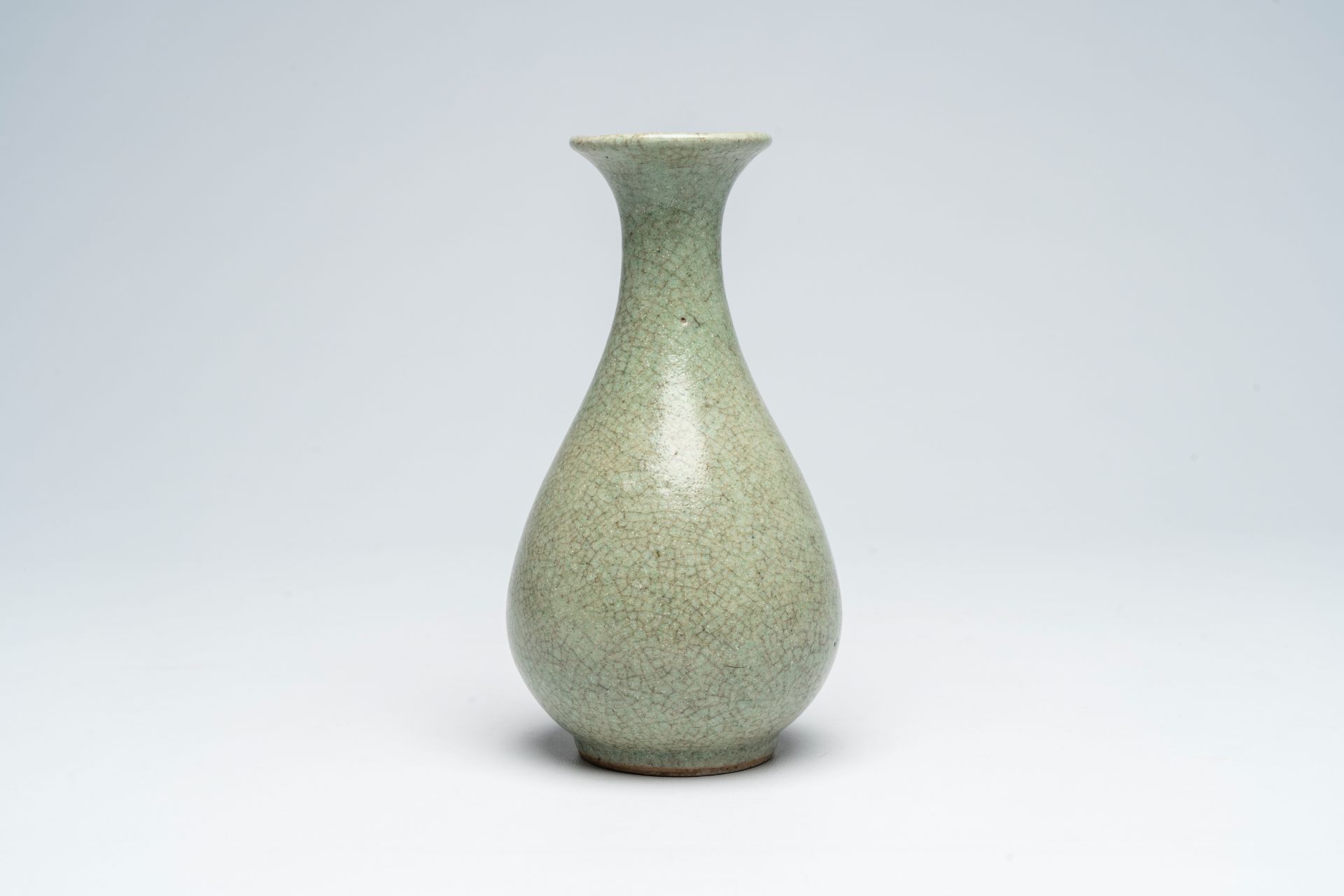 A Chinese monochrome crackle-glazed 'yuhuchunping' vase, 19th/20th C.