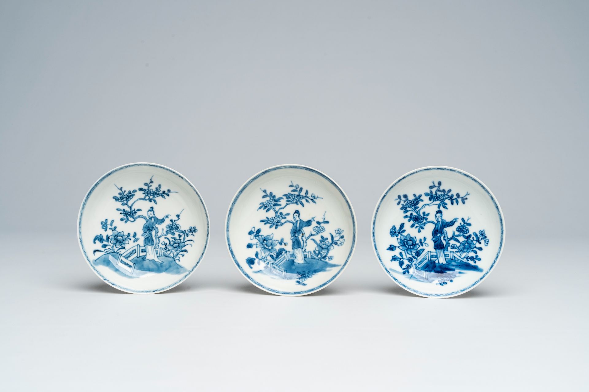 A varied collection of Chinese blue and white cups and saucers, 18th/19th C. - Bild 4 aus 11